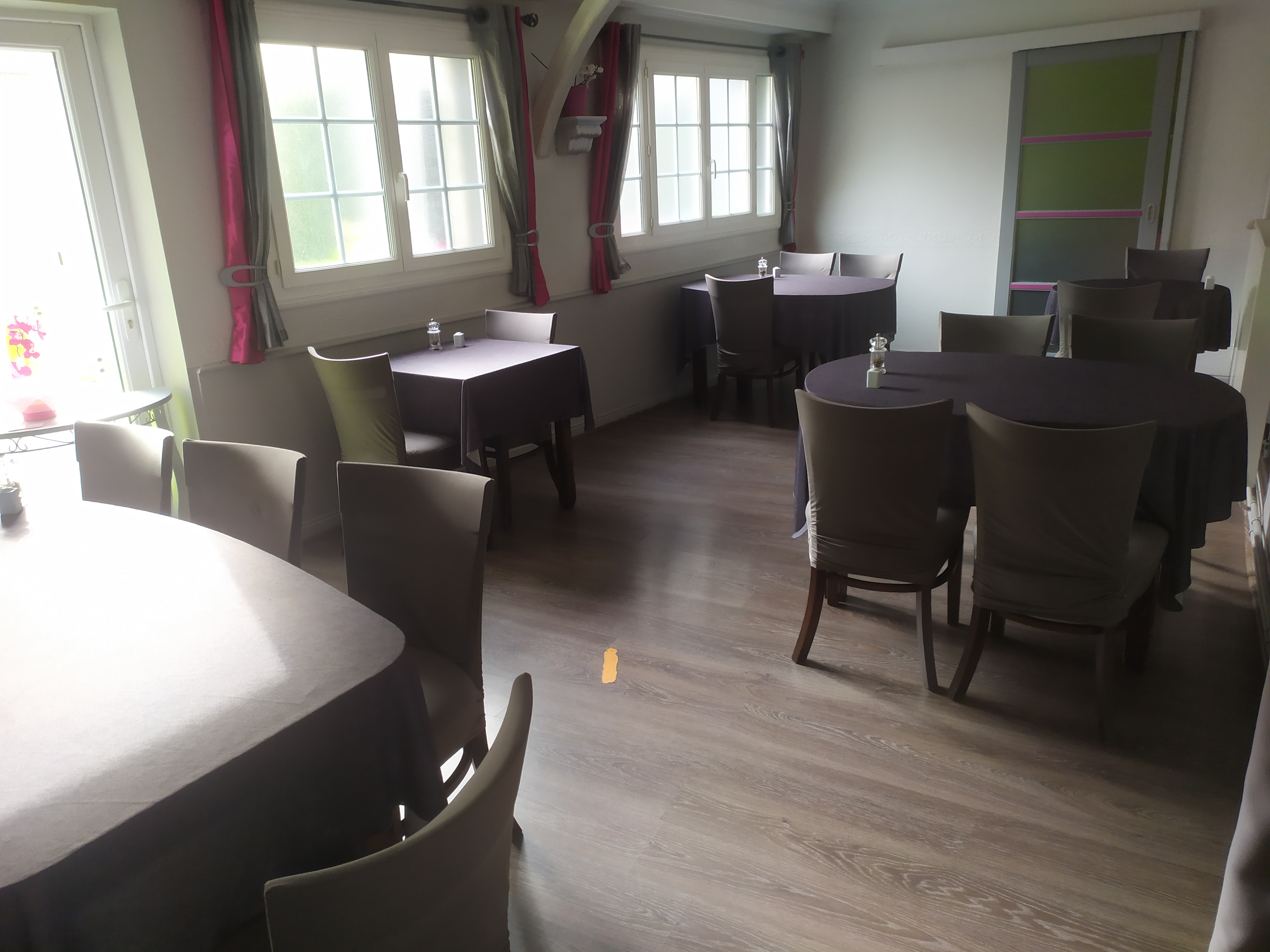 a vendre pas de porte restaurant ou autre 
depot de bilan consecutif a maladie
tres belle affaire sur gros passage 
materiel 5000 e
boulangerie en face