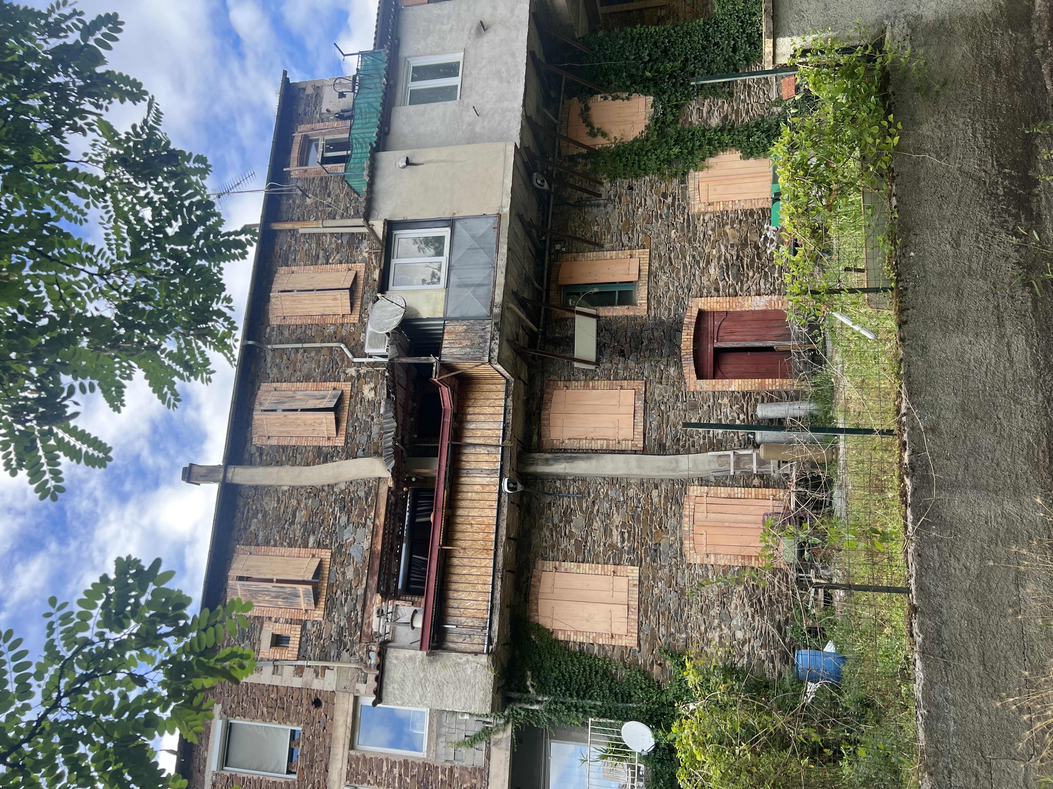 a vendre bar-tabac-presse sur un axe trés fréquenté, avec beaucoup de possibilité de développement (FDJ,PMU,RESTAURATION ET PETITE RESTAURATION) seul tabac dans le village et le tabac le plus proche et a 20km.
la salle bar et possibilité restauration fait 100m2. il y a 30m2 de cuisine car nous avons arrétér la restauration au covid. 
La batisse avec le commerce fait 600m2 et en plus jardin de 400m2 avec vente des murs en plus du fond de commerce.