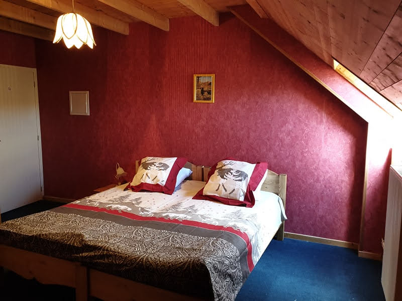 Cause retraite,cède ensemble touristique de 435m2 sur terrain clôturé de 2400m2, situé à 1050 m avec une vue unique sur le Sancy, actuellement exploité en Gîte de Groupe et Location meublés.
Une configuration particulièrement adaptée à un couple repreneur souhaitant vivre sur place :
- 26 couchages actuellement
- 6 chambres avec salles de bains indépendantes 
- 7 WC
- Grande salle de vie de plus de  100m2 donnant sur terrasse avec vue sans vis à vis 
- 2 appartements indépendants de 31m2 et 51m2
- partie privative 70m2 comprenant séjour, chambre, bureau ,salle d'eau , WC
- terrain 2400m2 clôturé/ parling privé 8 voitures
- DPE B, GES A (chaudière pellet- poêle pellet- isolation )
- Fibre
- Classé 3* en  2026
Cession globale envisageable : murs, mobilier, équipements et SASU d'exploitation. Aucune dette
L'exploitation est actuelle est volontairement réduite à environ 27 semaines par an,  étant retraités. 
Cette situation offre à un repreneur professionnel ou à un couple avec ou sans enfants une possibilité de développer l'activiter et d'augmenter la période d'exploitation (était exploité jusqu'en 2024 en chambres d'hôtes-meublés), tout en bénéficiant d'un logement privatif sur place