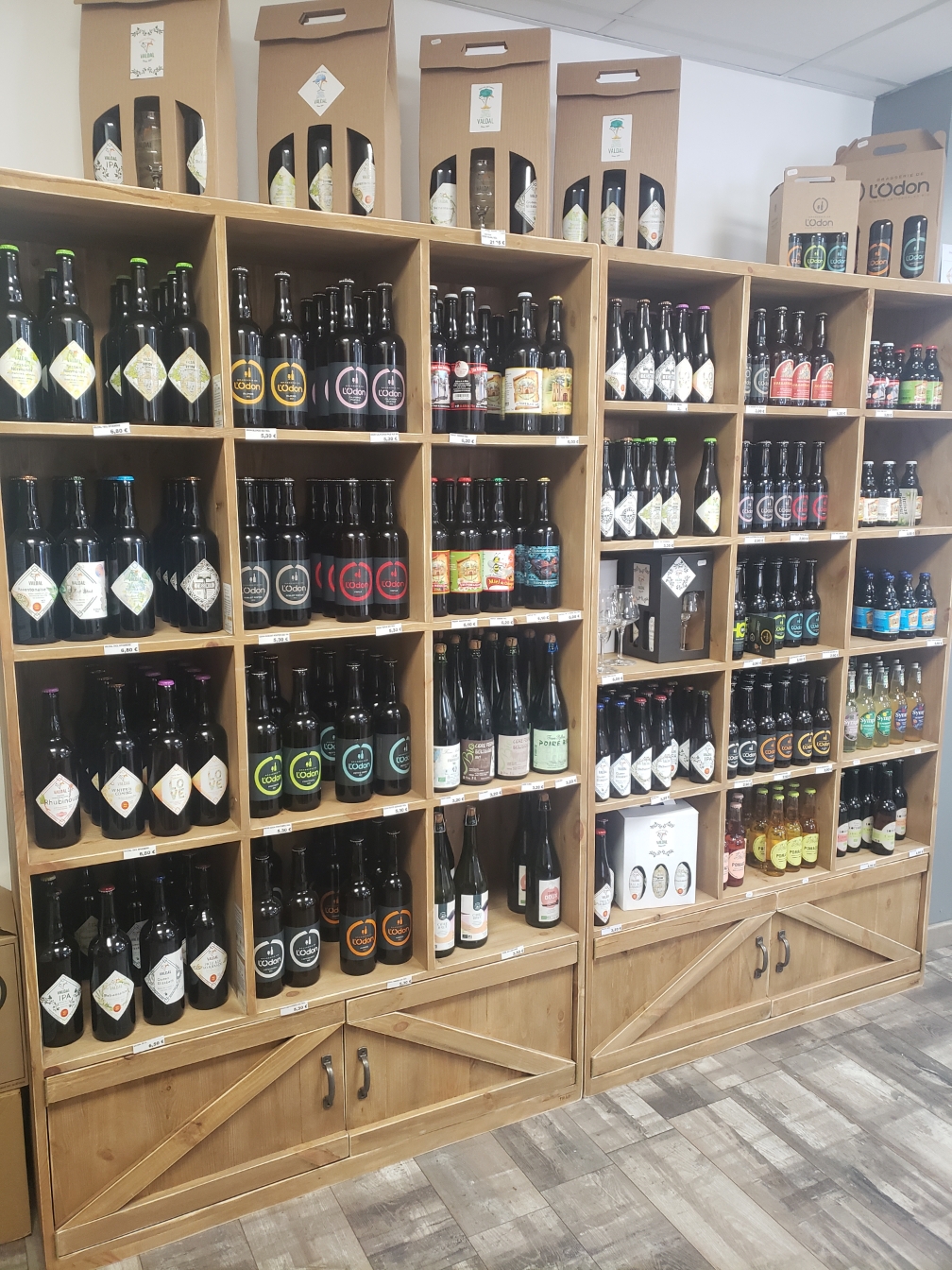 Epicerie (fruits et légumes, fromage à la coupe, charcuterie à la coupe, caves à vins et spiritueux, cosmétiques, divers produits locaux...)
Gérant depuis 2022, nous vendons notre activité pour un autre projet.

Commune dynamique et clientèle fidèle et proche de leurs commerces de proximité.
Emplacement : centre ville avec une grande place devant la boutique pour exposer ses produits lors des beaux jours)
Loyer : 500€ HT 
Surface : environ 80m² + 1 réserve + 1 cuisine 
Cour commune fermée.

CA en évolution depuis l'ouverture
2023 : 227 301€ 
2024 : 265 518€
2025 : 266 706€
Nous avons une forte clientèle pour nos plateaux dinatoires et raclette.

Stock actuel environ 15000€ (discutable pour la vente)

Matériel : 2 trancheuses (2023 + 2024), 3 vitrines réfrigérées pour charcuterie et fromages, 2 frigo pour crèmerie et 1 vitrine négative, 1 armoire frigo, 1 remorque frigorique.

Mobilier : meubles Tradis pour la partie cave et meuble fait sur mesure pour la partie épicerie.

Actuellement nous sommes 2 accompagnés d'un apprenti en BAC PRO MCV.

N'hésitez pas à nous contacter pour tout autre renseignement.