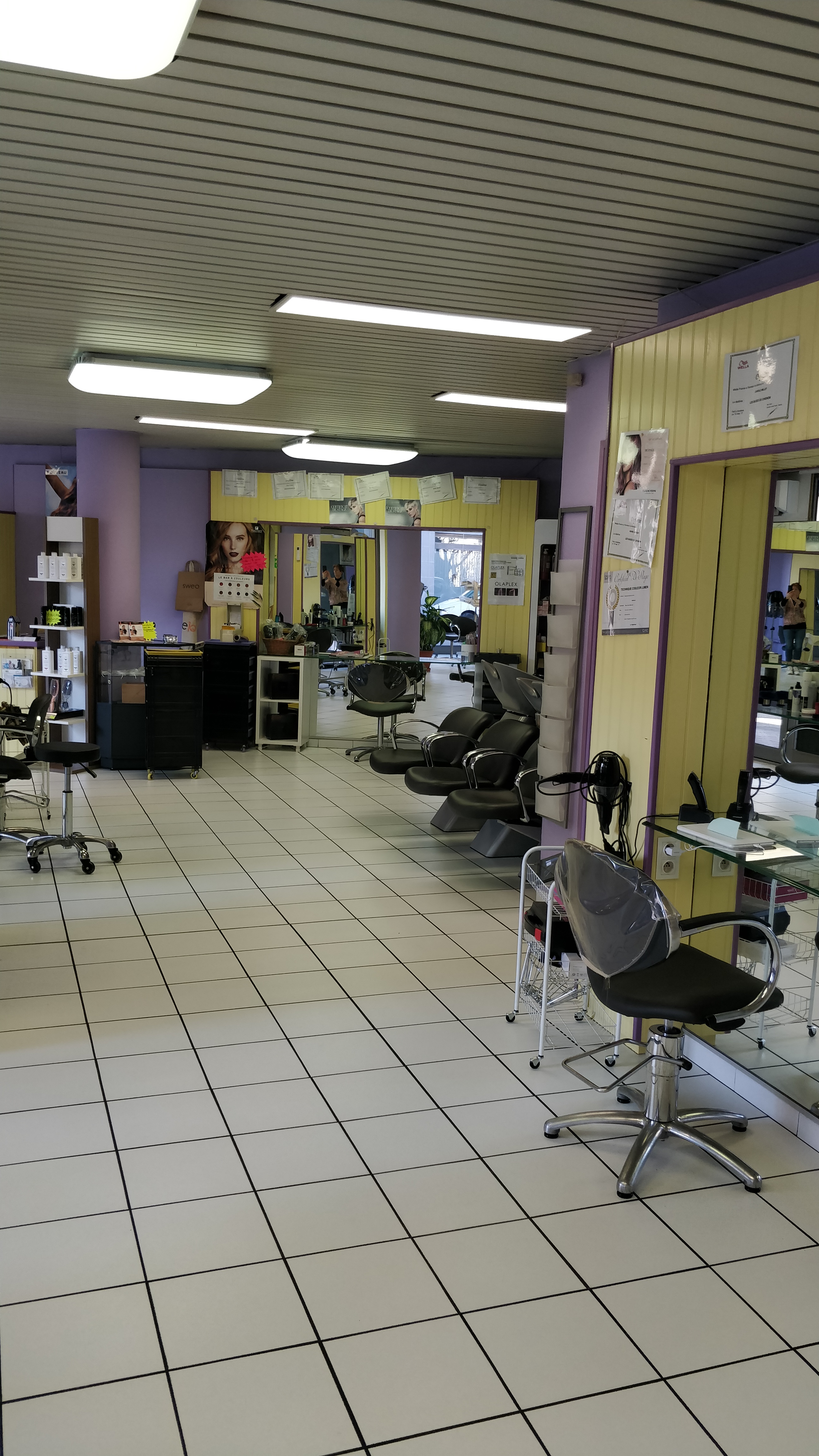 A vendre salon de coiffure proche centre ville .
Affaire saine. 80m2 .parking gratuit. 
Norme pmr.
Bail renouvelé récemment . pourrait convenir pour une franchise.