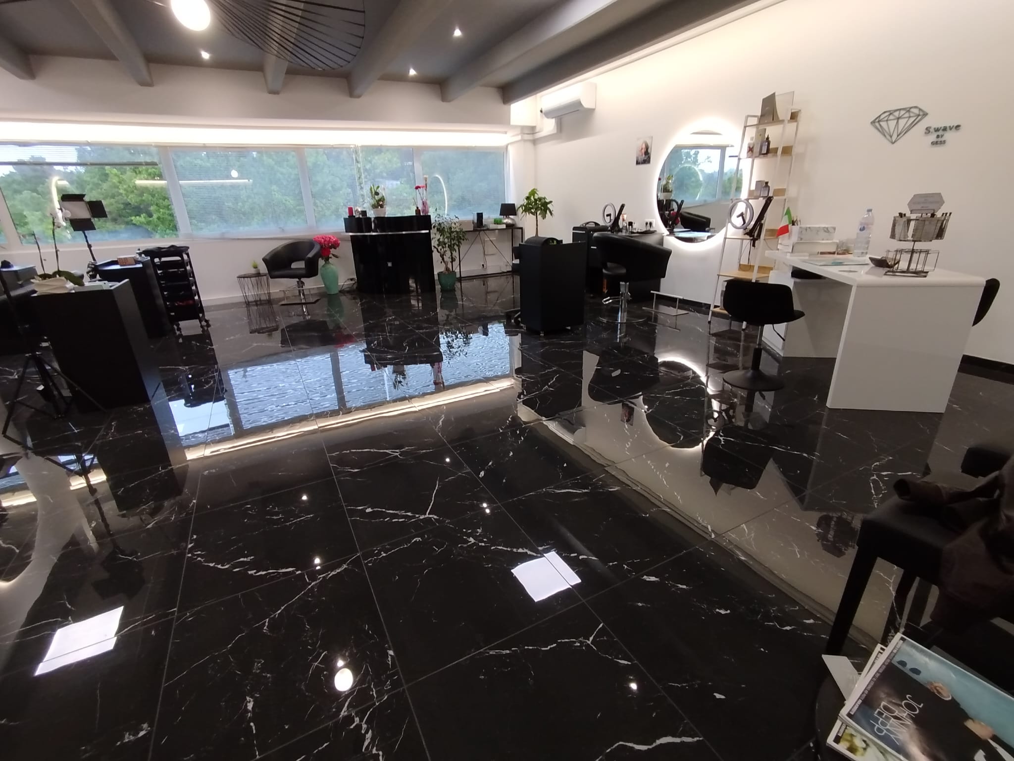 Location pure – Un local commercial de 147 m²
Idéal profession libérale, cabinet, showroom ou espace de coworking
Découvrez ce grand local commercial traversant d’une surface de 147 m², refait à neuf, situé dans un immeuble mixte bureaux/commerces avec ascenseur.
Ce bien bénéficie d’une excellente luminosité naturelle grâce à ses grandes baies vitrées, d’un environnement calme, d’une climatisation intégrée, et de nombreuses places de parking gratuites à proximité.
Répartition des espaces :
 3 bureaux équipés de climatisation réversible
 1 grande salle avec 2 climatisations professionnelles
 1 salle moyenne
 1 petite salle
 1 espace entrée / accueil
Caractéristiques principales :
 Surface totale : 147 m²
 Local traversant  très lumineux
 Climatisation réversible et équipements professionnels
 Ascenseur
 Locaux modernes et entièrement rénovés
 Environnement professionnel dynamique : commerces, restaurants, supermarché, hôtel, professions libérales
 Zone stratégique entre Vence, St Jeannet, La Gaude, Gattières, Cagnes-sur-Mer et Saint-Laurent-du-Var
Conditions financières :
 Loyer mensuel : 2 400 euros HT HC
 Charges mensuelles : 290 euros
 Dépôt de garantie : 1 mois de loyer HT
 Honoraires à la charge du locataire : 2 mois de loyer HT
 Frais de rédaction du bail : 650 euros HT
Localisation idéale pour développer votre activité dans un secteur en plein essor, avec une visibilité optimale et une clientèle variée.
Disponibilité à partie du 1er janvier 2026.