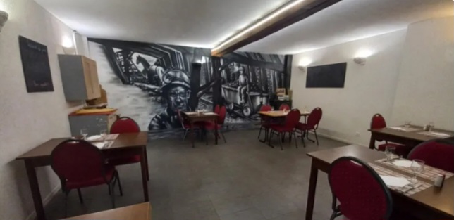 Hotel 10 chambres
Bar pour fdj licence4
Salle réception banquets 100 couverts
Parking privé
Réel potentiel de développement 
Proche du musée de la mine
Au cœur du bassin minier en Bourgogne