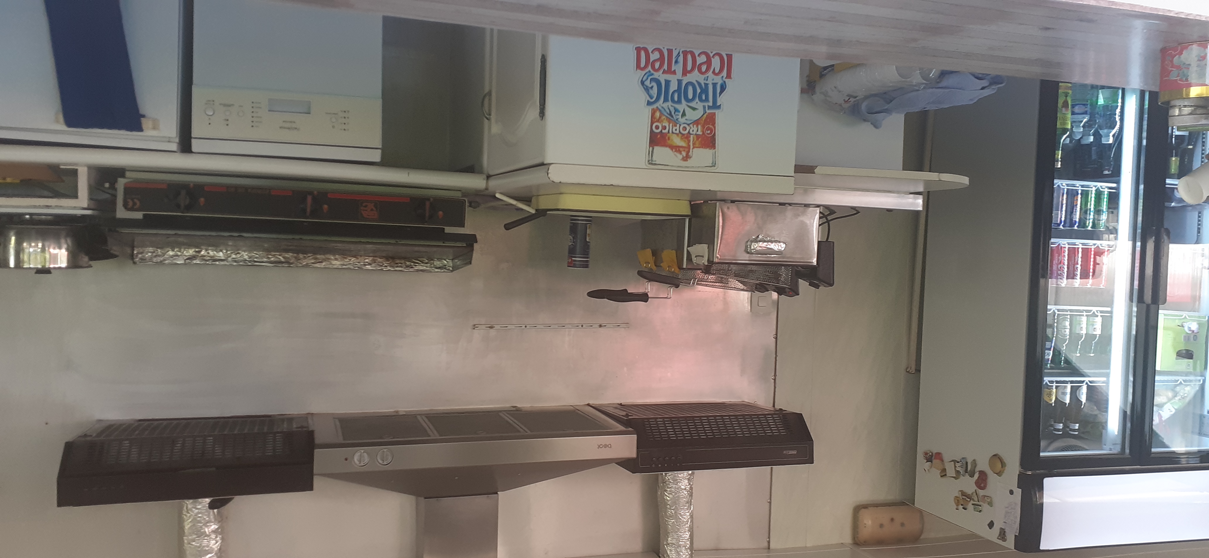 SNACK-FRITERIE à vendre sur place ou à emporter ! (Cause retraite.)

(Négociable dans la limite du raisonnable / Acompte 5000 €)


2 possibilités pour cette remorque SNACK de 9mX2,5m :

- aujourd'hui située proche de Besançon (Franche-Comté / Proche frontière Suisse) / Affaire saine et pérenne avec clientèle fidèle et nombreux clients de passage (Route Nationale 83, Eurovélo 6) / Le long du Doubs.

Très bien situé sur terrain arboré de 500 m² (location 150 euros par mois).

Terrasse actuelle de 60 places, avec possibilité d'extension. Parking camions / voitures.

Faibles charges (1200 euros environ pour la saison).

- à installer dans la région de votre choix / Entreprise avec gros potentiel évolutif...

Très bon état et aux normes. Disponible de suite. Surface de travail d'environ 30 m².

--------------------------------------------------------------------------------------------------

Agencement complet:

1 rotissoire professionnelle 15 poulets 

4 frigos

3 congélateurs

1 double vitrine boissons

4 friteuses

Plaque à snacker

4 feux

Cafetière à grains

Lave-vaisselle

Cumulus eau chaude

Barbecue

Évier extérieur

Equipement vaisselle/verrerie complète


Visites possibles sur rendez vous : chris.battaglia@orange.fr

tel : 06.70.38.38.36