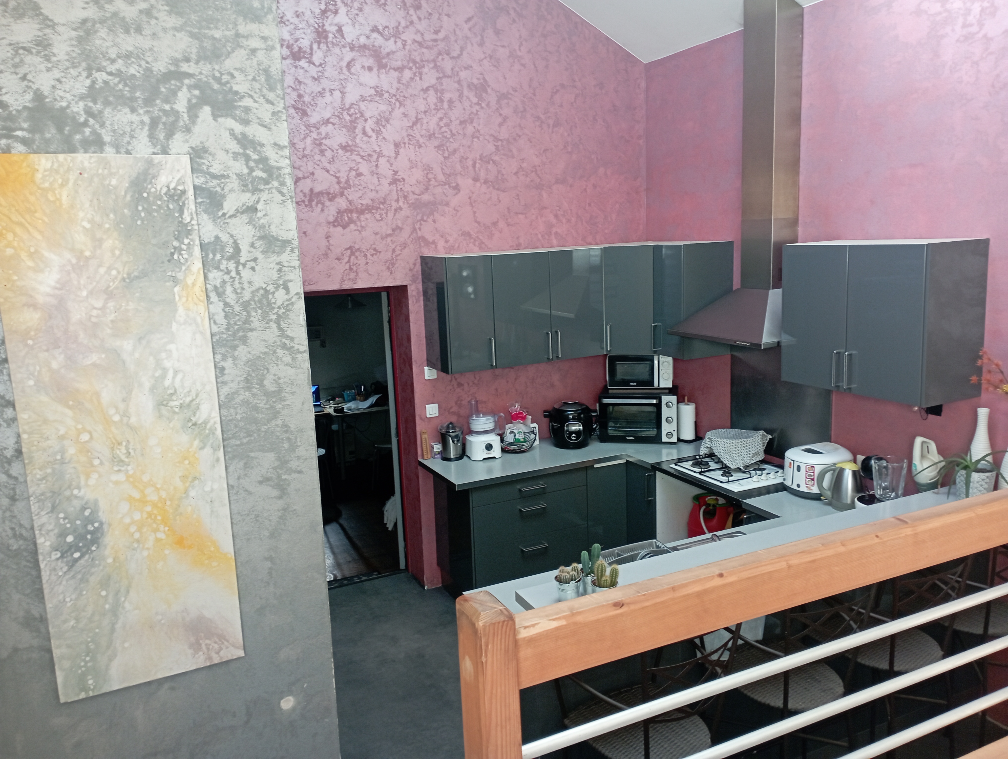 Bar PMU FDJ de quartier sociable, amicale, agréable. Belle clientèle très sympathique, tous les âges. Bar situé derrière la gare avec beaucoup de passage. Beaucoup d'amélioration et de projets dans le quartier. Arrivée de l'entreprise Thalès, entreprise Charal dans le quartier, beaucoup d'immeubles en construction, une crèche ect..... Sur Cholet, nous sommes que quatre Bar Pmu dont pas de mal de clients et de travail, possibilité même de développer snacking, sandwichs ou autre....
Maison attenante au Bar de 120 m², Cuisine, Salon Salle à manger, 3 Chambres, 2 Salle de Bain 2 WC. Terrasse extérieure pour accueillir les clients l'été....
Possibilité de louer la maison , les murs du bar ou d'acheter le tout.
Si vous souhaiter plus de renseignement n'hésitez pas à me contacter. 
Ci joint 3 photos du bar et 2 photos d'une partie de la maison.