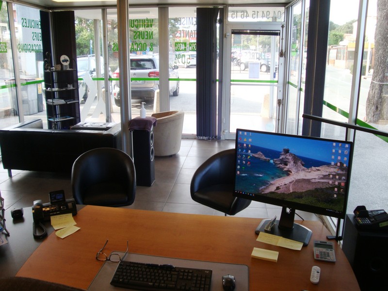 RARE Golfe St-Tropez – Exposition 550m² Tous commerces

Emplacement stratégique à Cavalaire-sur-Mer, au cœur du Golfe de Saint-Tropez.

Cause : départ à la retraite

À céder droit au bail d’un emplacement d’environ 550 m² avec un bureau de 50 m2, possibilité de fond de commerce.

Actuellement exploité par un professionnel de la vente de véhicules neufs et d’occasion, le site offre un fort potentiel de développement pour de nombreuses activités :

• Automobile / location de véhicules
• Showroom / négoce
• Stockage / dépôt / logistique
• Activités commerciales ou artisanales
• Enseignes nationales ou franchisées

Caractéristiques :
• Surface Parc : 550 m²
• Loyer : 2 700 € / mois
• Bail 3/6/9 jusqu’en 2029
• Activités autorisées : toutes sauf restauration

Les + :
• Très fort potentiel commercial
• Zone touristique à forte fréquentation
• Excellente visibilité et accessibilité
• Grande surface rare sur le secteur
• Loyer particulièrement attractif

Prix : 150 000 €
Dossier sérieux uniquement.

Contact : 06 09 88 20 96
Mail : autoimportdugolfe@hotmail.fr