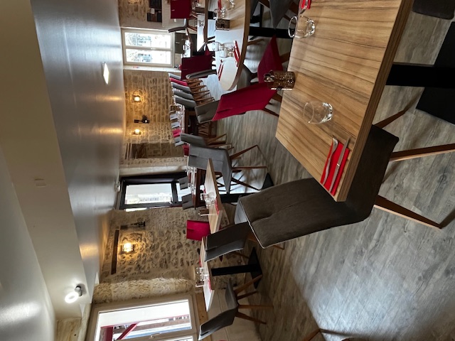 Restaurant traditionnel au cœur du village de Vouillé regroupant tous les commerces de proximité (bar, boulangerie, boucher, coiffeur, esthéticienne, tatoueur, fleuriste), mais aussi une pharmacie, une agence immobilière, un petit magasin de produits locaux, un garage dans Vouillé même.

Matériel et agencement :Restaurant à vendre en parfait état pour une exploitation immédiate.

Prix : 105 000€ à débattre
Employés : Affaire tenue par un couple (1 gérant/ 1 salarié)
Bail : 3/6/9
Loyer actuel : 800€ HT (bail jusqu'au 1er juillet 2028)
Horaires : 	 - du Mardi au samedi tous les midis
		  	 - le vendredi soir
			 - Sur réservation à partir de 15 personnes les
                        autres services (sur un menu dédié)
Congés annuels : entre 4 et 5 semaines

Sans concurrence dans la localité, à 300m de la sortie d’autoroute, le restaurant attire les touristes (pas de chute de chiffre d’affaire l’été), situé face à tous les commerces au cœur du village, l’établissement de 200m2 environ est bien entretenu avec une cuisine fonctionnelle. Un parking privé est à la disposition de la clientèle et emplacements publics face au restaurant.

Convient pour un couple, même débutant, pour une exploitation animée par un confort de vie ou par des personnes souhaitant élargir le chiffre d'affaire avec une plage d'ouverture plus grande.

A l’étage, un logement de type F2 d’une superficie d’environ 60m2 comprenant 2 grandes pièces, une salle de bain/WC et un cagibi.