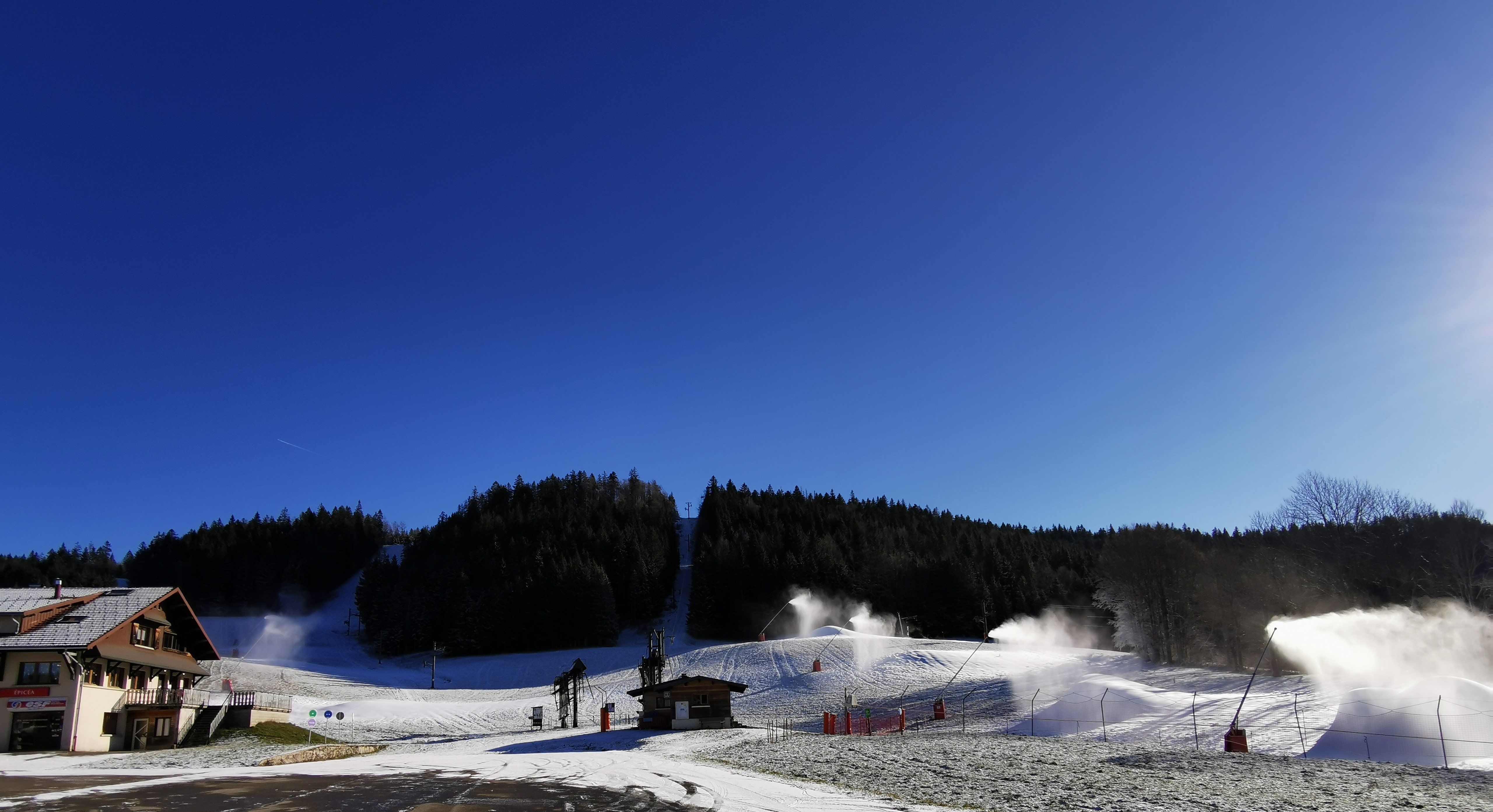 Idéalement situé au cœur du Parc Naturel Régional du Haut-Jura aux pieds des pistes de skis et des départs de randonnées du village de Bellefontaine à 1 000m d'altitude, venez découvrir ce beau restaurant à exploiter en gérance via un bail commercial.

Il saura vous séduire par :
- sa grande salle lumineuse pouvant accueillir une soixantaine de couverts,
- sa belle terrasse bien exposée,
- ses deux appartements permettant de loger gérants et employés.

Beau potentiel à qui sera l'exploiter !