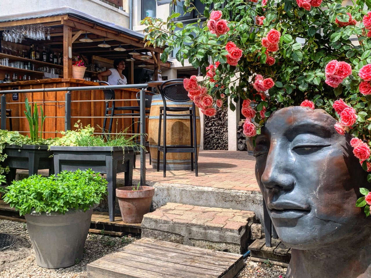 A vendre Murs et Fond Restaurant. Au cœur du village. Sud Charentes. Axe Angoulême/Libourne. Sans concurrence. Agencement neuf. Restaurant 35 places +Terrasse d’été ombragée 50 places. Bar extérieur. Licence IV. C.A.  en progression constante.
Dont 2 appartements : 1 logement de fonction, 2 chambres, cuisine ouverte équipée sur séjour/salon, WC, douche.
1 logement locatif, 3 chambres, cuisine ouverte équipée sur séjour, WC, douche.
Prix : 365 000 €
