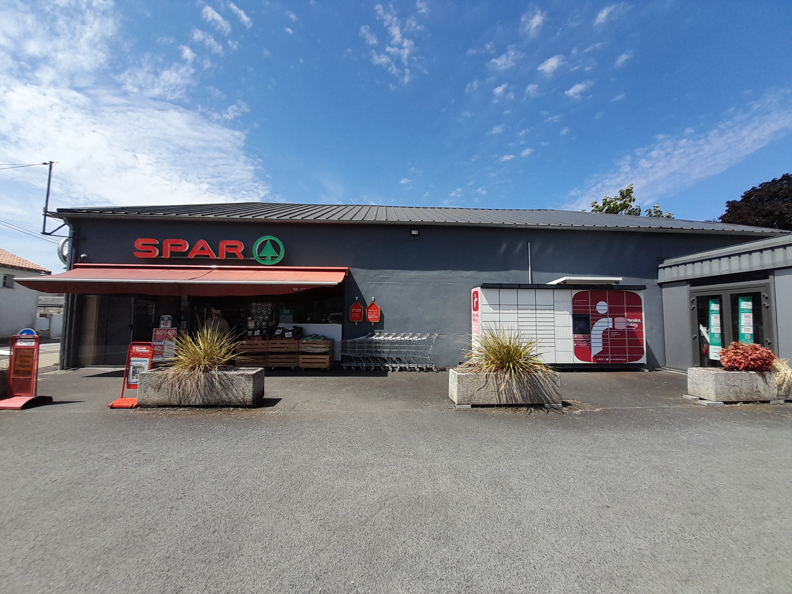 À céder : Fonds de commerce sous enseigne SPAR
Emplacement central avec grand parking, au cœur d'un centre-bourg dynamique du sud Deux-Sèvres.

Un commerce bien implanté, au service de tous
Ce magasin bénéficie d'une clientèle fidèle, locale et touristique, dans un environnement commerçant actif. Il incarne l'esprit de proximité et de service, avec une offre complète et diversifiée.

Les atouts du local
Surface de vente : 255 m²
Réserves et bureaux : 200 m²
Activité dominante : boucherie / charcuterie / traiteur (37 % du CA)
Matériel complet et entretenu : meubles froids (2018) et négatifs, vitrines (2025), rôtissoire, rayonnages, climatisation (2018), vidéosurveillance. 
Loyer mensuel : 1 788 € (bail commercial en cours)

Services proposés
Presse
Rôtissoire
Point Poste (vente de timbres)
Photocopies
Gaz
Dépôt pressing
Mondial Relay
Dépôt couture
Portage de repas

Un cadre rural attractif et vivant
Commune de 1 500 habitants, en plein renouvellement démographique
Tous commerces à proximité : La Poste, bar, boulangerie, restaurant, banque, coiffeur, pharmacie, agence immobilière, fleuriste…
Offre médicale complète : cabinet médical, 3 médecins, infirmière, 3 kinés + projet de maison de santé
Écoles sur place : maternelle, primaire, collège – Lycées à Ruffec (16) et Melle (79)
Marché hebdomadaire tous les jeudis matin
Plan d'eau avec restaurant, pêche et loisirs
Affluence renforcée en période estivale

 Horaires d'ouverture
Saison estivale (6 avril – 30 août)
Lundi au samedi : 8h00 – 13h00 / 15h00 – 19h30
Dimanche et jours fériés : 8h30 – 13h00

Hors saison
Mardi au samedi : 8h00 – 13h00 / 15h00 – 19h30
Dimanche et jours fériés : 8h30 – 13h00
Fermé le lundi

Prix de cession : 350 000 €

Rejoignez une enseigne humaine et indépendante, au service de la proximité et du lien social.  Contactez-nous pour en savoir plus et concrétiser votre projet.