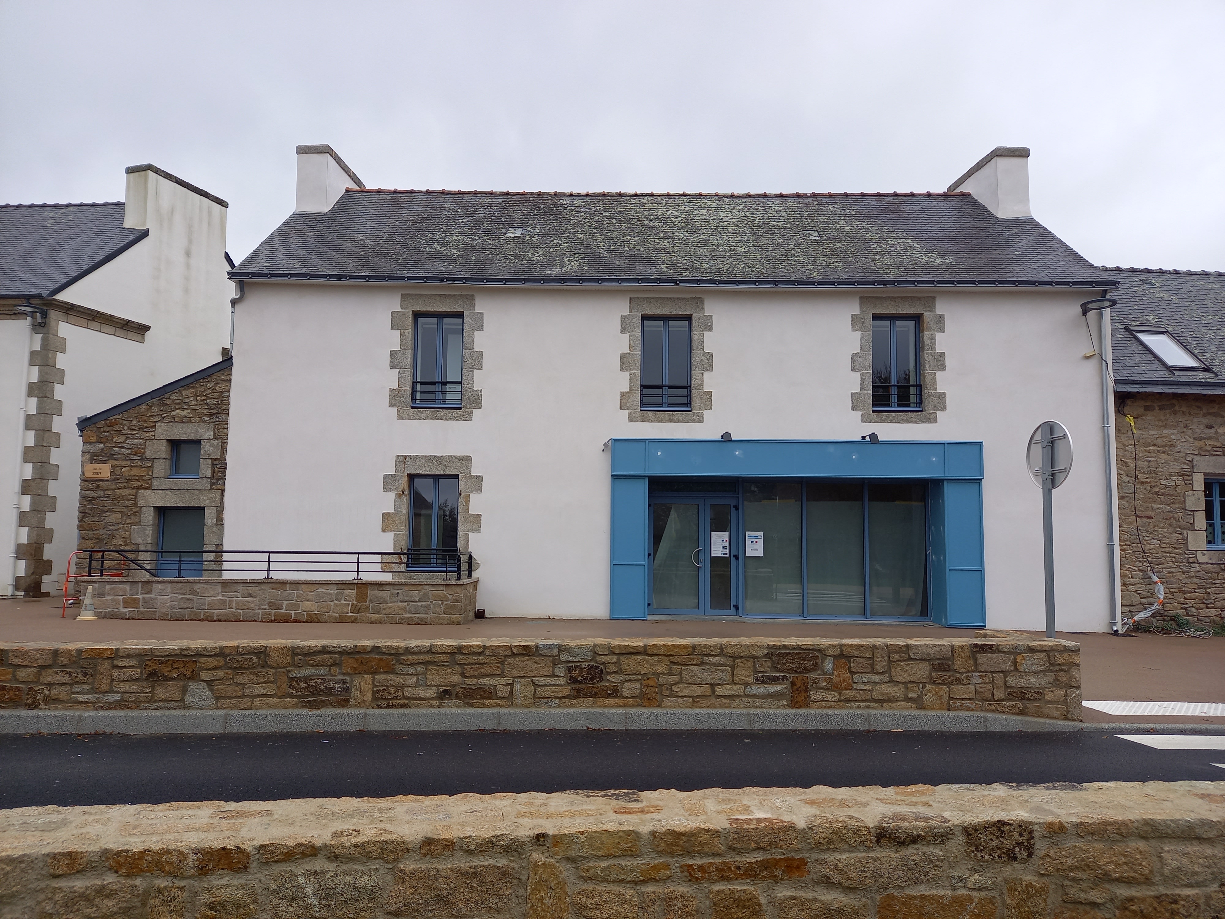 GERANCE DU COMMERCE MULTISERVICES COMMUNAL  « TY GUILLI »
Café – Restaurant – Épicerie – Dépôt de pain
1 rue du Scorff – 29300 Guilligomarc’h

La commune de Guilligomarc’h (Finistère) lance un appel à candidatures pour l'exploitation de son commerce multiservices « Ty Guilli », situé au cœur de la commune, au 1 rue du Scorff, 29300 Guilligomarc’h.
La commune recherche un professionnel, un couple ou un porteur de projet souhaitant s'investir durablement dans l'exploitation et le développement de ce commerce de proximité.
L'objectif est de maintenir à Guilligomarc’h un commerce multiservices constituant à la fois un service de proximité, un lieu de restauration et un espace de convivialité et de vie locale.
________________________________________
1. Le commerce « Ty Guilli »
Le commerce, d'une superficie d'environ 150 m² sur 2 niveaux, dispose également d'une réserve d'environ 26m² située à l'arrière.
Il est adapté à une activité multiservices comprenant notamment :
•	café ;
•	restaurant ;
•	épicerie de proximité ;
•	dépôt de pain.
Le futur exploitant pourra également proposer des activités ou services complémentaires compatibles avec les locaux et la réglementation applicable afin de renforcer l’attractivité du commerce et de répondre aux besoins des habitants.
Les équipements professionnels disponibles
La cuisine est aménagée et équipée, notamment de :
•	four + hotte + filtration ; 
•	plaque induction ;
•	plancha ;
•	friteuse ;
•	chambre froide positive ;
•	chambre froide négative ;
•	cellule de refroidissement ;
•	lave-vaisselle + plonge inox ;
•	table de laverie avec bac inox ;
•	centrale de nettoyage ;
•	support poubelles ;
•	2 chariots de services ;
•	plans de travail et étagères ;
Le commerce dispose également :
•	d'un bar avec arrière-bar ;
•	d’un lave-verre ;
•	d'une vitrine réfrigérée ;
•	d'une salle permettant l'installation de tables et de chaises ;
•	d'une réserve à l'arrière du commerce.
Une visite des locaux est vivement recommandée afin que les candidats puissent apprécier précisément les installations et équipements disponibles.
________________________________________
2. Conditions financières
Le commerce est proposé avec un loyer mensuel de 600 € TTC.
Les conditions relatives aux charges, assurances, entretien, réparations, travaux et autres obligations seront précisées dans le contrat définitif.
________________________________________
3. Un logement au-dessus du commerce
Un logement d'environ 80 m², situé au-dessus du commerce, peut être proposé au futur exploitant.
Le logement étant facultatif, le candidat peut choisir de louer uniquement le commerce mais, s'il le souhaite, il pourra ainsi disposer d'un logement à proximité immédiate de son activité professionnelle.
Loyer mensuel du logement : 500 €
Soit, en cas de location du commerce et du logement : 1 100 € de loyer mensuel au total.
Les conditions précises relatives aux charges et aux autres obligations locatives seront précisées dans les documents contractuels.
________________________________________
4. Activités recherchées
Le commerce a vocation à conserver une activité multiservices associant notamment :
- Café
Un espace convivial ouvert aux habitants, visiteurs et clients de passage.
- Restaurant
Une activité de restauration adaptée au contexte local et au potentiel de clientèle.
Le candidat pourra proposer une formule correspondant à son projet : restauration traditionnelle, restauration familiale, formule du midi, repas ouvriers, menus à emporter, petite restauration, etc.
- Épicerie
Une offre de produits de première nécessité et de produits du quotidien permettant de répondre aux besoins des habitants.
Le candidat pourra également développer une offre mettant en valeur des produits locaux et régionaux.
- Dépôt de pain
Maintien d'un service de dépôt de pain destiné aux habitants de Guilligomarc’h.
- Services complémentaires
Les candidats sont invités à proposer toute idée permettant de renforcer l'attractivité de « Ty Guilli » :
•	produits locaux ;
•	vente à emporter ;
•	petite restauration ;
•	animations ;
•	repas à thème ;
•	services destinés aux habitants ;
•	partenariats avec les producteurs et associations locales ;
•	ou tout autre service pertinent.
Les propositions complémentaires seront appréciées dans le cadre de l'analyse des candidatures.
________________________________________
5. Licence de débit de boissons
Le commerce ne dispose actuellement pas d'une licence IV.
Les candidats devront prendre en compte cette situation dans l’élaboration de leur projet.
Il leur appartiendra d'effectuer les démarches administratives nécessaires à l'obtention des licences, déclarations, formations ou autorisations éventuellement nécessaires à l’exercice des activités qu'ils envisagent.
L'obtention d'une licence particulière ou d’autorisation nécessaires aux activités souhaitées relève de la responsabilité des candidats.
________________________________________

6. Date souhaitée de début d'activité
La commune souhaite permettre au candidat retenu de commencer l'exploitation du commerce à compter du :
1er janvier 2027
Cette date pourra être précisée ou adaptée d'un commun accord en fonction des démarches nécessaires à la reprise de l'activité.
________________________________________
7. Une installation dans la durée
La commune souhaite inscrire l’exploitation de « Ty Guilli » dans une perspective durable et pérenne, sous réserve des dispositions légales et réglementaires applicables ainsi que des conditions de résiliation prévues au contrat de location du commerce.
Celui-ci sera établi et signé par acte notarié.
Aussi les conditions exactes de durée, de renouvellement et de résiliation seront précisées dans l'acte établi par le notaire.
________________________________________
8. Profil recherché
La commune recherche en priorité un candidat :
•	motivé par la gestion d'un commerce de proximité ;
•	ayant une expérience dans le commerce, la restauration, le café ou une activité similaire, ou présentant un projet sérieux permettant de compenser une expérience limitée ;
•	disposant des compétences nécessaires ou souhaitant s'entourer des compétences nécessaires ;
•	capable d'assurer une présence régulière dans le commerce ;
•	présentant un projet économique réaliste ;
•	souhaitant s'intégrer dans la vie de la commune ;
•	ayant le sens de l'accueil et du service ;
•	souhaitant construire une relation durable avec les habitants.
La candidature d'un couple ou de plusieurs associés pourra être étudiée.
________________________________________
9. Le projet demandé aux candidats
Les candidats devront présenter un projet d'exploitation détaillé de « Ty Guilli ».
Le dossier devra notamment préciser :
•	les activités envisagées ;
•	les jours et horaires d'ouverture ;
•	le fonctionnement du café et/ou du restaurant ;
•	l'offre d'épicerie ;
•	l'organisation du dépôt de pain ;
•	les services complémentaires envisagés ;
•	les moyens humains prévus ;
•	les qualifications et expériences des candidats ;
•	les fournisseurs envisagés ;
•	les éventuels partenariats locaux ;
•	les investissements nécessaires ;
•	le chiffre d'affaires prévisionnel ;
•	le plan de financement ;
•	les actions envisagées pour faire connaître et pour favoriser la fréquentation du commerce ;
•	les moyens mis en œuvre pour assurer la viabilité économique du projet.

Les candidats sont invités à faire preuve de créativité : une attention particulière sera portée aux projets permettant de faire du commerce un lieu de proximité, de rencontre et de convivialité pour les habitants de Guilligomarc’h.

________________________________________
10. Composition du dossier de candidature
Le dossier devra comprendre la fiche de candidature dédiée (disponible sur le site de la commune) ainsi que les pièces jointes demandées. 
Ce dossier reprendra l’ensemble des éléments ci-dessous : 
Présentation du candidat
•	nom et prénom ;
•	coordonnées ;
•	CV ;
•	parcours professionnel ;
•	expériences dans le commerce, la restauration ou les métiers de proximité ;
•	qualifications et formations ;
•	références professionnelles éventuelles.
Présentation du projet
•	concept envisagé ;
•	activités proposées ;
•	horaires d'ouverture ;
•	organisation quotidienne ;
•	offre de restauration ;
•	offre d'épicerie ;
•	fonctionnement du dépôt de pain ;
•	services complémentaires.
Prévisionnel économique
•	chiffre d'affaires prévisionnel ;
•	principales charges ;
•	investissements ;
•	plan de financement ;
•	apport personnel ;
•	besoins éventuels de financement.
Pièces complémentaires
Les candidats pourront joindre tout document permettant de mieux apprécier leur projet et leur capacité à exploiter le commerce.
________________________________________
11. Critères de sélection
Les candidatures seront examinées sur la base des critères suivants :
                                                                                                           
- Qualité et cohérence du projet commercial : 30 points
- Expérience, compétences et motivation : 20 points
- Viabilité économique et financière : 20 points
- Qualité et diversité des services proposés aux habitants :	15 points
- Horaires et amplitude d'ouverture : 10 points
- Intégration dans la vie locale et dynamisme du projet : 5 points
TOTAL	100 points

La commune pourra convoquer un ou plusieurs candidats à un entretien afin de leur permettre de présenter leur projet et de répondre aux questions relatives à leur candidature.
________________________________________
12. Visite du commerce
Les candidats sont invités à visiter « Ty Guilli » avant de remettre leur dossier.
Les visites seront organisées sur rendez-vous auprès de :
Mairie de Guilligomarc’h
8 place de l’Église
29300 Guilligomarc’h
Tél. : 02.98.71.72.86
Courriel : mairie@guilligomarch.com
________________________________________
13. Dépôt des candidatures
Les dossiers de candidature devront parvenir à la mairie au plus tard le :
30 novembre à 18h
Les dossiers pourront être :
•	déposés directement à l’accueil de la mairie ;
•	envoyés par courrier ;
•	ou transmis par voie électronique.
Objet : Candidature – Commerce multiservices Ty Guilli
________________________________________
14. Renseignements
Pour le dépôt du dossier, toute information complémentaire ou pour organiser une visite des locaux :
Mairie de Guilligomarc’h – candidature commerce
8 place de l’Église
29300 Guilligomarc’h
Tél. : 02.98.71.72.86
Courriel : mairie@guilligomarch.com
________________________________________
15. Réserve
La commune se réserve la possibilité de ne pas donner suite à l'appel à candidatures si aucune proposition ne présente les garanties suffisantes au regard des objectifs poursuivis.
La commune pourra également déclarer la procédure infructueuse.
Le présent appel à candidatures ne constitue pas, à lui seul, un engagement de la commune à conclure le contrat avec l'un des candidats.
Le candidat retenu devra satisfaire à l'ensemble des obligations administratives, professionnelles, sanitaires, fiscales et réglementaires nécessaires à l'exercice des activités proposées.
Le contrat définitif sera établi par acte notarié et précisera les droits et obligations respectifs des parties.
________________________________________