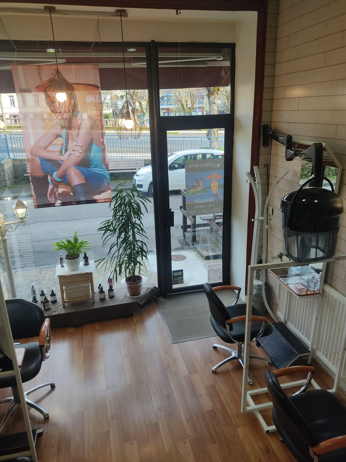 Vends fonds de commerce de salon de coiffure.
Petit salon familiale dans une petite commune thermale et touristique avec aussi une clientèle locale fidèle depuis de nombreuses années.
Le local, sous bail commercial, est situé dans le centre, sur deux niveaux avec en plus un sous sol de stockage et lieu privé.
Il y a également une employé à temps plein depuis plus de 20 ans.
N'hésitez pas à appeler pour plus de renseignements.