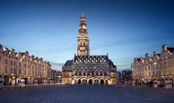 Nous cherchons un  médecin généraliste pour reprendre la patientèle d'un médecin traitant qui va prendre sa retraite. Le cabinet se situe place de Marseille à Arras, dans le Pas-de-Calais. Située au coeur des Hauts-de-France, c'est une ville où il fait bon vivre. Avec son riche patrimoine, ses infrastructures modernes et son dynamisme économique, s'installer à Arras est une excellente option pour ceux qui cherchent une qualité de vie élevée tout en restant connectés aux grandes métropoles. 
Arras est une ville qui vibre au rythme des événements culturels et festifs. Le célèbre Main Square Festival attire chaque année des milliers de visiteurs, faisant d’Arras un lieu incontournable pour les amateurs de musique. Le 7e art n'est pas en reste avec le Arras Film Festival. Le marché de Noël, quant à lui, est l’un des plus beaux de la région.