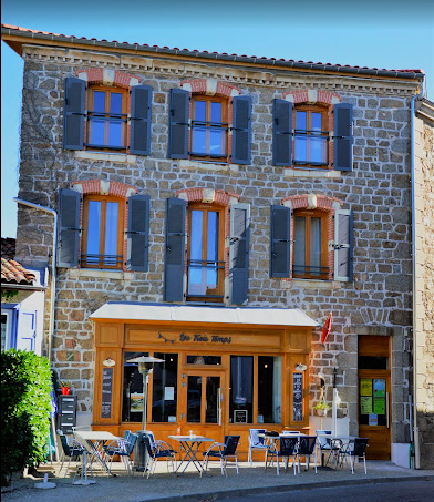 Nous mettons en vente notre fonds de commerce bar-tabac-hôtel-restaurant situé dans un petit village rural, réputé pour son cadre de vie agréable et son ambiance conviviale.

L’établissement, situé au cœur du centre bourg de Saint-Didier-sur-Rochefort, commune de  La Côte-Saint-Didier (bailleur), est polyvalent et bien établi. Ce fonds de commerce offre une multitude de services : bistrot de village, bureau de tabac, hôtel avec 3 chambres équipées de salles de bain privées, restaurant avec repas ouvriers et snacking, organisation d'événements.
Cet établissement offre une opportunité unique de bénéficier d'une qualité de vie exceptionnelle. Il a également une excellente réputation locale et une clientèle fidèle.

Saint-Didier-sur-Rochefort sur commune de La Côte-Saint-Didier, est un village rural plein de charme de 500 habitants situé à 700 m d’altitude dans les bois noirs des monts du Forez (Loire).
A proximité de l’A89 (Bordeaux-Lyon, sortie 31), 1h15 de Lyon, 1h de Clermont-Ferrand et 55 min de St-Etienne.
Le village dispose d’une école publique maternelle et primaire, une MAM (ouverture courant 2025), un bureau de poste. Un coiffeur, une boulangerie et un fabLab sont également présents dans le centre-bourg.
La qualité de vie très bonne dans ce cadre rural où l’ambiance est chaleureuse et accueillante avec une proximité avec la nature et les activités en plein air.

Caractéristiques du Fonds de Commerce
C’est un bâtiment sur 3 niveaux, entièrement refait en 2017 et aux normes sécurité/incendies.
Rez-de-chaussée : bar,café, restaurant : 80m2, 25 places assises / capacité d’accueil max : 60 personnes
1er étage hôtel : 80m2 avec 3 chambres avec salle de bain privée : 1 chambre double avec 2 couchages, 1 chambre triple avec 3 couchages et 1 chambre familiale avec 5 couchages / capacité d’accueil max 12 personnes
Terrasses extérieures : une cour privée à l’arrière avec possibilité d’aménagement et de mise en place de tables et terrasse
20 places assises devant la devanture sur la voie publique + 20 places assises sur une terrasse en bois de l’autre coté de la route, installée à l’année et en location gratuite par la commune.
2ème étage : appartement de fonction composé d’une grande pièce à vivre avec charpente apparente, traversant, 2 chambres, 1 salle de bain avec douche, WC séparés, 1 cagibi. Toutes les pièces sont dotées de grands placards muraux. Très bel espace que nous utilisons actuellement pour la location de bureaux partagés et privatisation de la salle pour des cours et séminaires.
Capacité d'Accueil : 25 places assises en intérieur pour le moment, 40 places assises en terrasse extérieure / 10 couchages reparties dans 3 chambres d’hôtel
Équipements : Piano de cuisine feux gaz, plancha électrique, four à gaz, congélateur + refrigérateur, machine et moulin à café, caisse, mobilier tables et chaises, bar suspendu sur mesure, frigo à boissons, étagères murales, literies et mobilier.
État Général : Très bon état, refait à neuf en 2017, toutes les installations et les équipements nécessaires sont en place, permettant une reprise immédiate de l'activité.

Prix de Vente du fonds de commerce (matériel, équipement, droit au bail, licence 4, débit de tabac, notoriété, clientèle …) : 73 000 €
Loyer mensuel : 720 €HT (3 niveaux du bâtiments : café, bar, restaurant + hôtel + appartement).
Charges fixes actuelles : 3000 €HT de charges fixes par mois (hors volet social)
Chauffage au fuel avec une cuve de 1000L pour la partie commerce (rdc et 1er étage), et ballon d’eau chaude dans l’appartement du 2e étage.
Bail : détenu par la Mairie, bail en 3-6-9
Pas de reprise de contrat de travail

Réputation : Bonne notoriété de l’établissement sur le territoire.
Potentiel de Développement : Nombreuses opportunités d'expansion avec la possibilité d'élargir les services offerts ou de diversifier l'activité pour attirer une clientèle plus large.