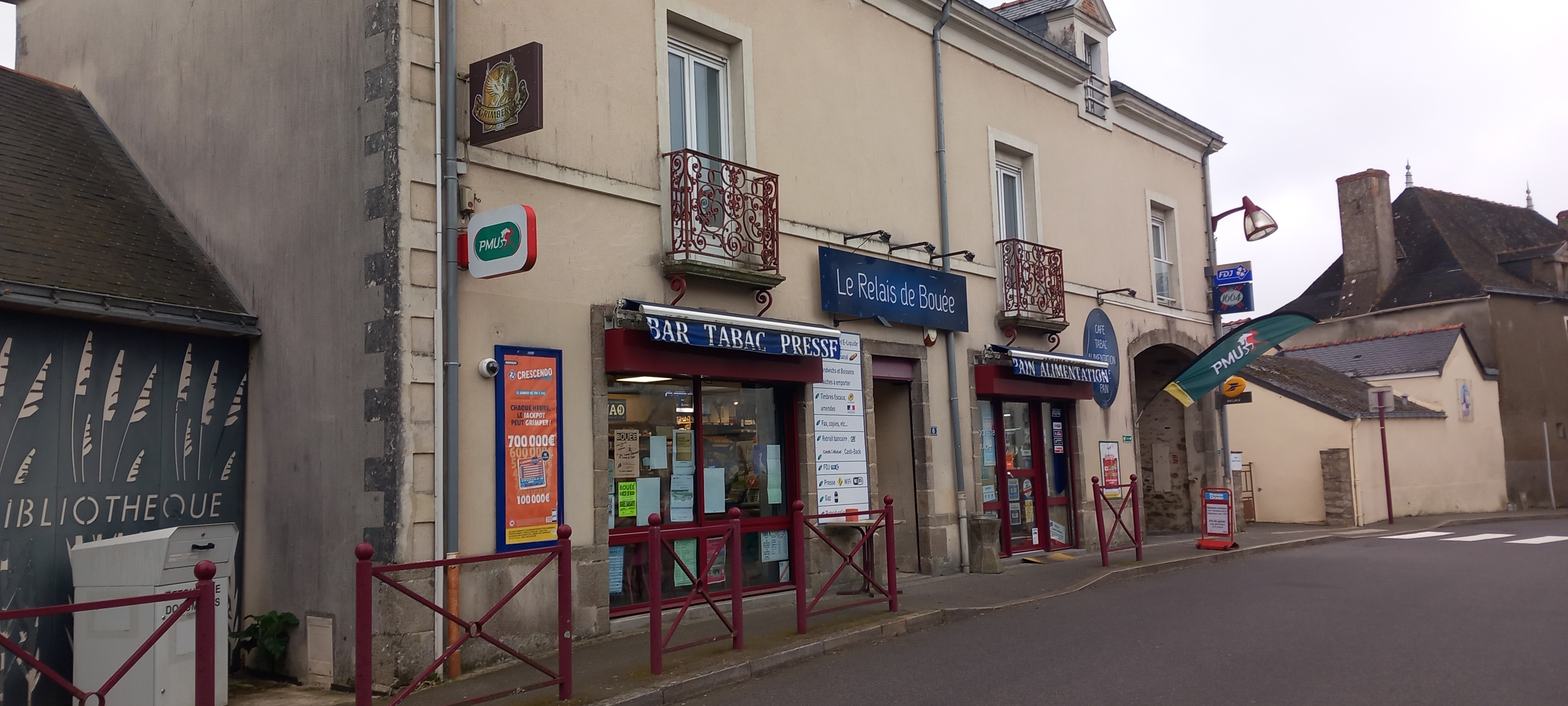 Super commerce convivial et dynamique, bar, tabac, presse, epicerie et dépôt de pain, relais poste et colis ...
Commune de 1100 habitants en plein essor, située entre Nantes et La Baule.
Actuellement gérée par une personne et 2 employées 35 et 28 heures et une étudiante le dimanche.
Chiffre d'affaires constant et stable, murs appartenant à la mairie bail 3/6/9 juste renouvelé 180 € par mois..