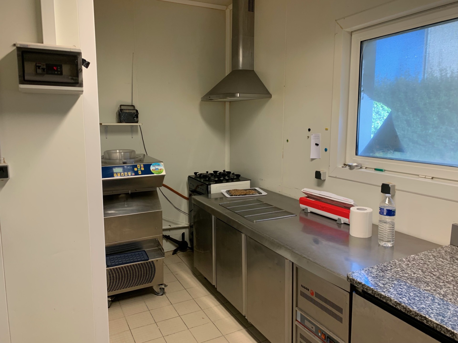 À vendre : Fonds de commerce en boulangerie - pâtisserie - snacking. Cause départ à la retraite.

Opportunité à saisir pour cette affaire saine et bien implantée, composée de deux points de vente, situés dans deux communes rurales à 16 km l'une de l'autre, sans concurrence directe.

Le site principal regroupe la production et la vente, dans un local de 300 m² (dont 50 m² de surface de vente), bien équipé avec un laboratoire, fournil et réserves. Ce local est loué via un bail commercial au loyer attractif de 520 € HT/mois.

Il est situé sur la commune d'Abjat-sur-Bandiat, au cœur du Parc Naturel Régional Périgord-Limousin. Cette boulangerie bénéficie d’un environnement naturel préservé, dans un village vivant et sans concurrence. La commune attire une clientèle locale fidèle ainsi que des visiteurs en quête d’authenticité. Calme, qualité de vie et dynamisme rural font d’Abjat un lieu idéal pour conjuguer activité professionnelle et bien-être.

Le second point de vente, dédié uniquement à la vente, est loué 308 €/mois.

Les deux établissements sont situés en centre-bourg, avec facilités de stationnement, ce qui assure une bonne accessibilité pour la clientèle.

L’équipement est complet et en bon état.

Effectif : 2 vendeuses, 1 apprenti, le dirigeant et son épouse. Chiffre d’affaires stable.

Prix de vente du fonds de commerce  : 175 000 €