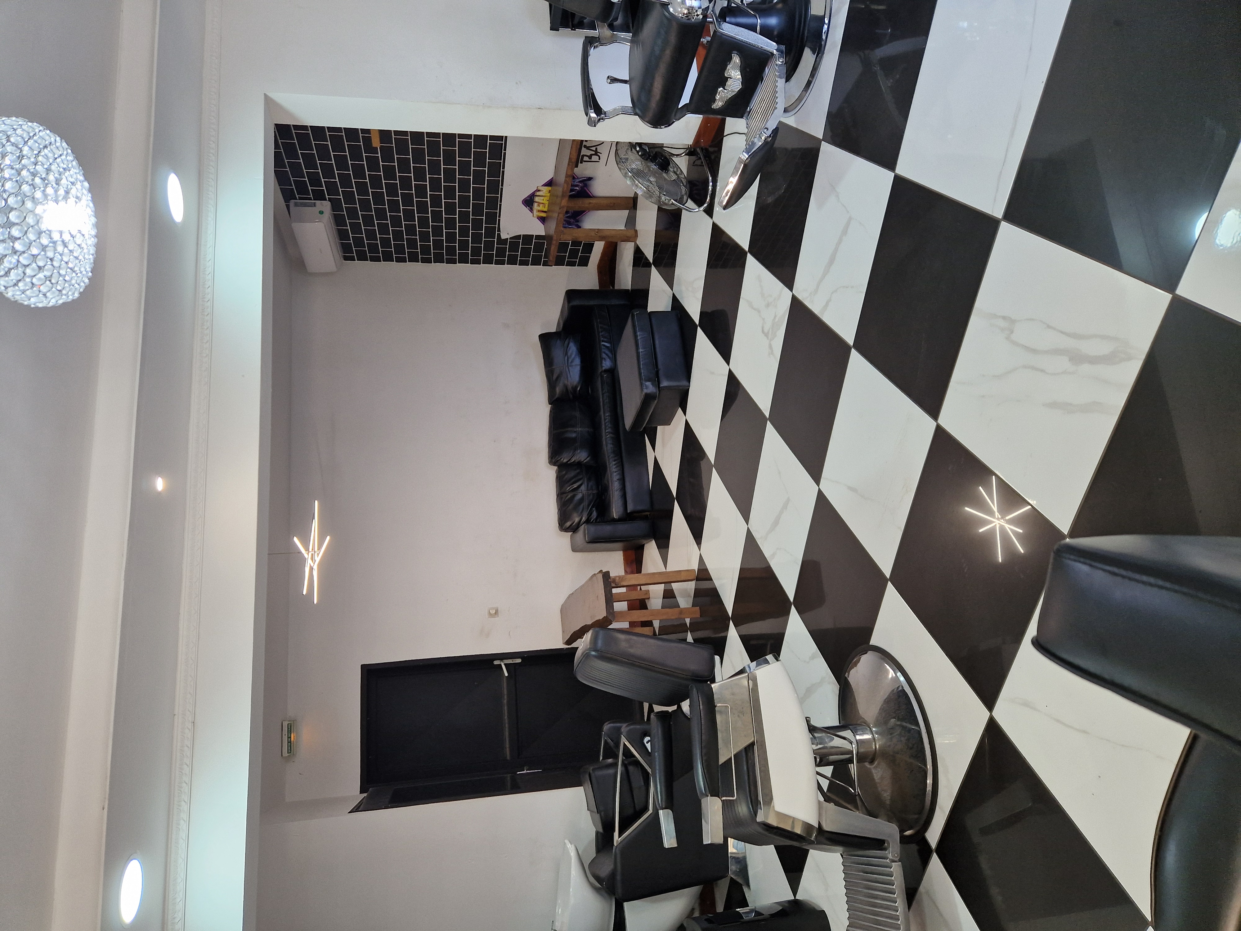 Salon coiffure barbier,  bien situé, clientèle fideliser,  bon potentiel.  Parking.   Vend cause double emploi.