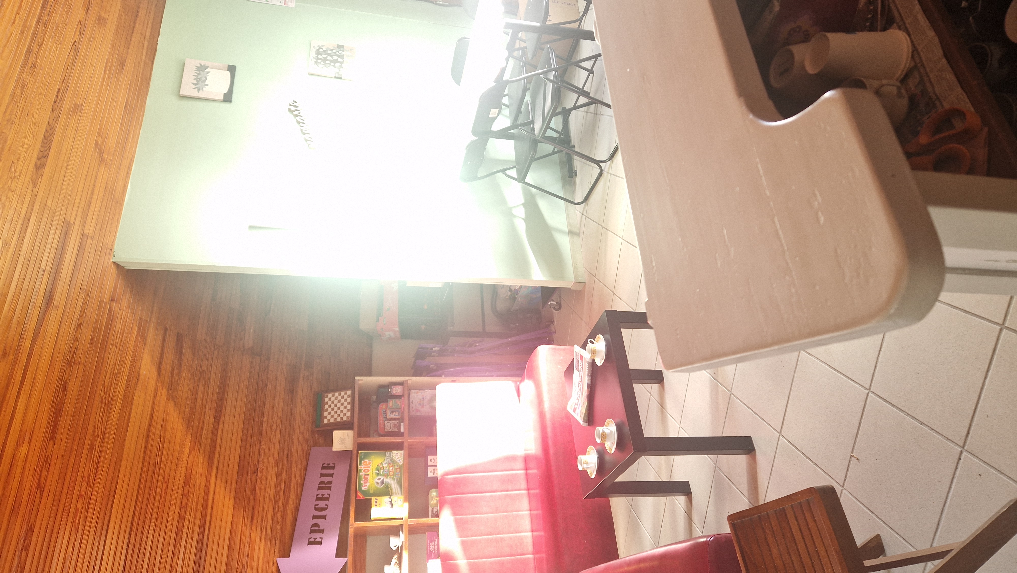 Épicerie avec une partie attenante salon de thé dans un  petit village situè à 5 km de Riom. 
Unique commerce sur la commune.
Ce magasin propose des produits locaux ( fruits, légumes,  fromages,...), de l’épicerie sèche, et fait dépôt de pain et viennoiseries. 
Licence III ( vente alcool à emporter).