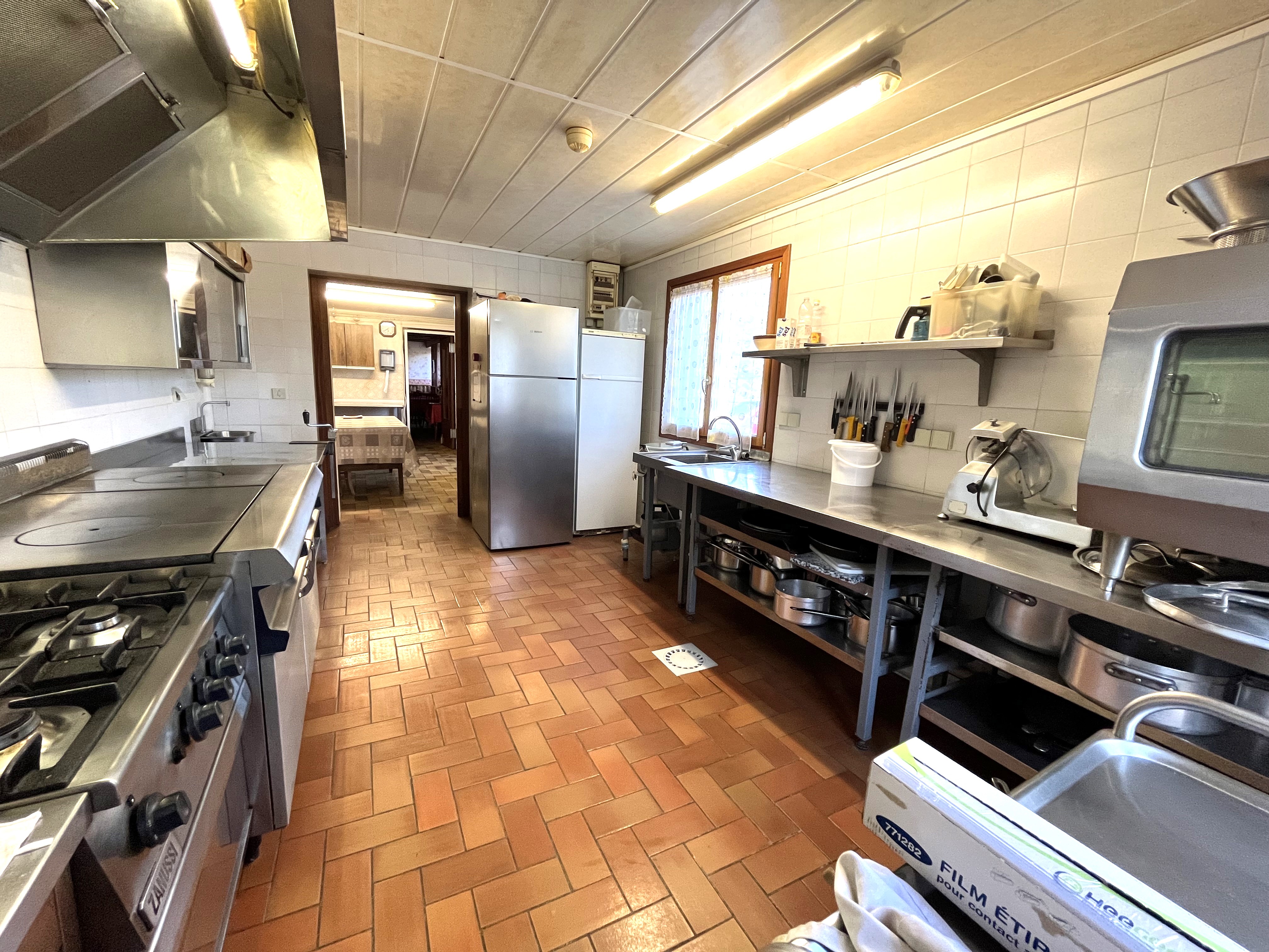 Égliseneuve-d’Entraigues, hôtel-restaurant-bar (Mur et Fonds) de 328 m² sur un terrain de 1486 m², idéalement situé dans le massif du Sancy, à proximité de Besse et la station de Super-Besse (vente cause retraite après 36 ans d'activité).
L’établissement comprend un bar (licence IV), deux salles de restaurant (55 couverts) avec terrasse, une cuisine aux normes, une arrière-cuisine et des sanitaires, une chaufferie, cinq chambres d’hôtel (12 personnes), une petite chambre ou un bureau, un grenier aménageable, Cet hôtel restaurant offre également la possibilité de se transformer en gîte, idéal pour accueillir des groupes, familles ou touristes en quête de séjours authentiques.
Un espace privatif indépendant dispose d’un séjour, bureau, quatre chambres, salle de bains, cave et buanderie. Deux garages, places de parking et abri de jardin complètent le bien. Son emplacement et sa clientèle fidèle représentent une opportunité de développer le chiffre d'affaires.
DPE commerce : E, GES E.
Prix: 248 000€
Vidéo disponible sur demande.