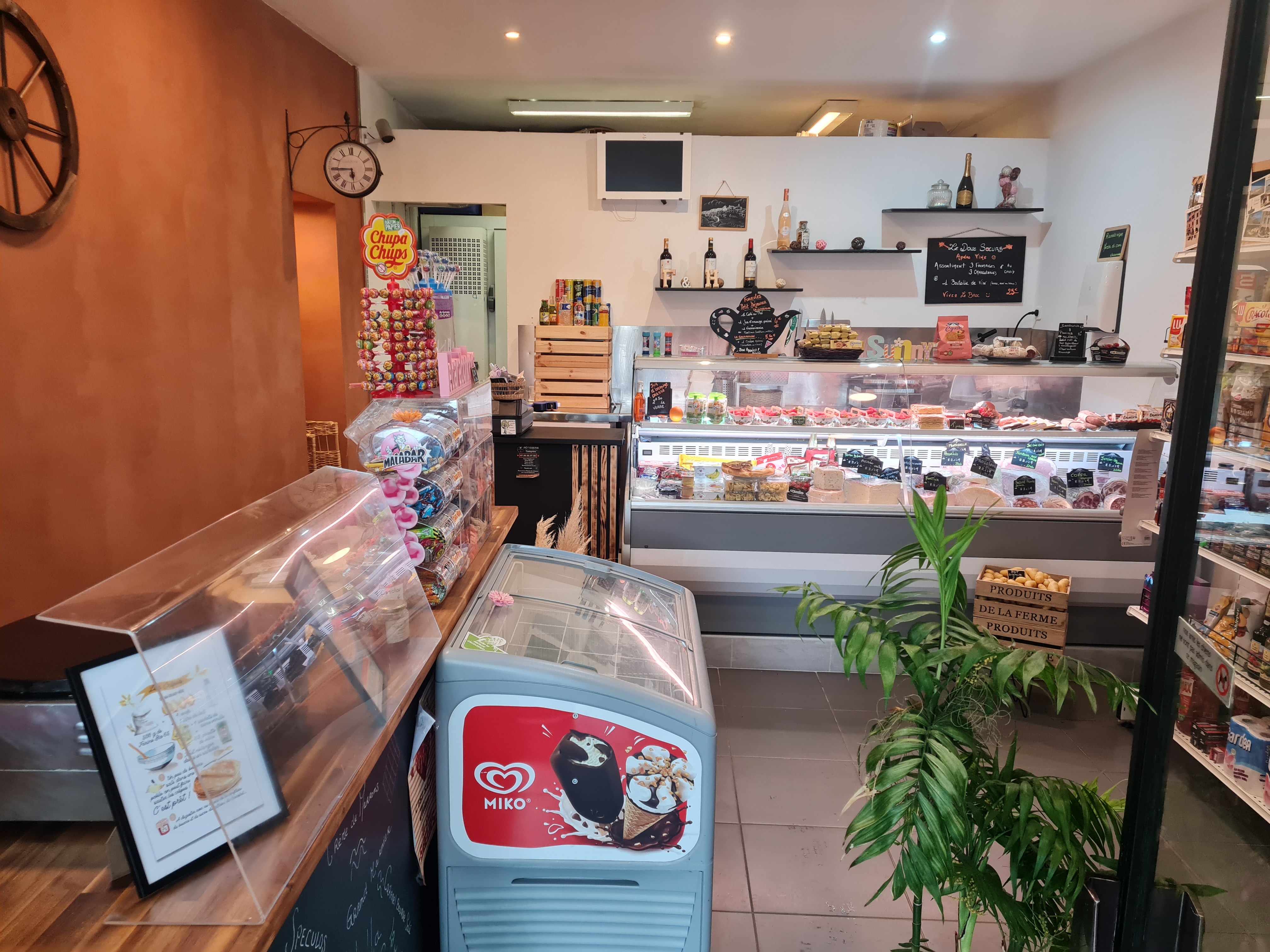 À céder fond de commerce en plein cœur du village de Le broc sur la place centrale du village et de la salle de spectacle 
Épicerie fine 
Petite restauration 
Vente de charcuterie et fromage 
Matériel à disposition : chambre froide, frigo et américain, 2 congélateurs, grande vitrine froide, four professionnel, hotte, plancha, presse à panini, machine à hot dog et à granité, trancheuse … 
37m2 terrasse comprenant 11 tables 
Village attractif, nombreuses festivités 
Idéal couple, changement de vie