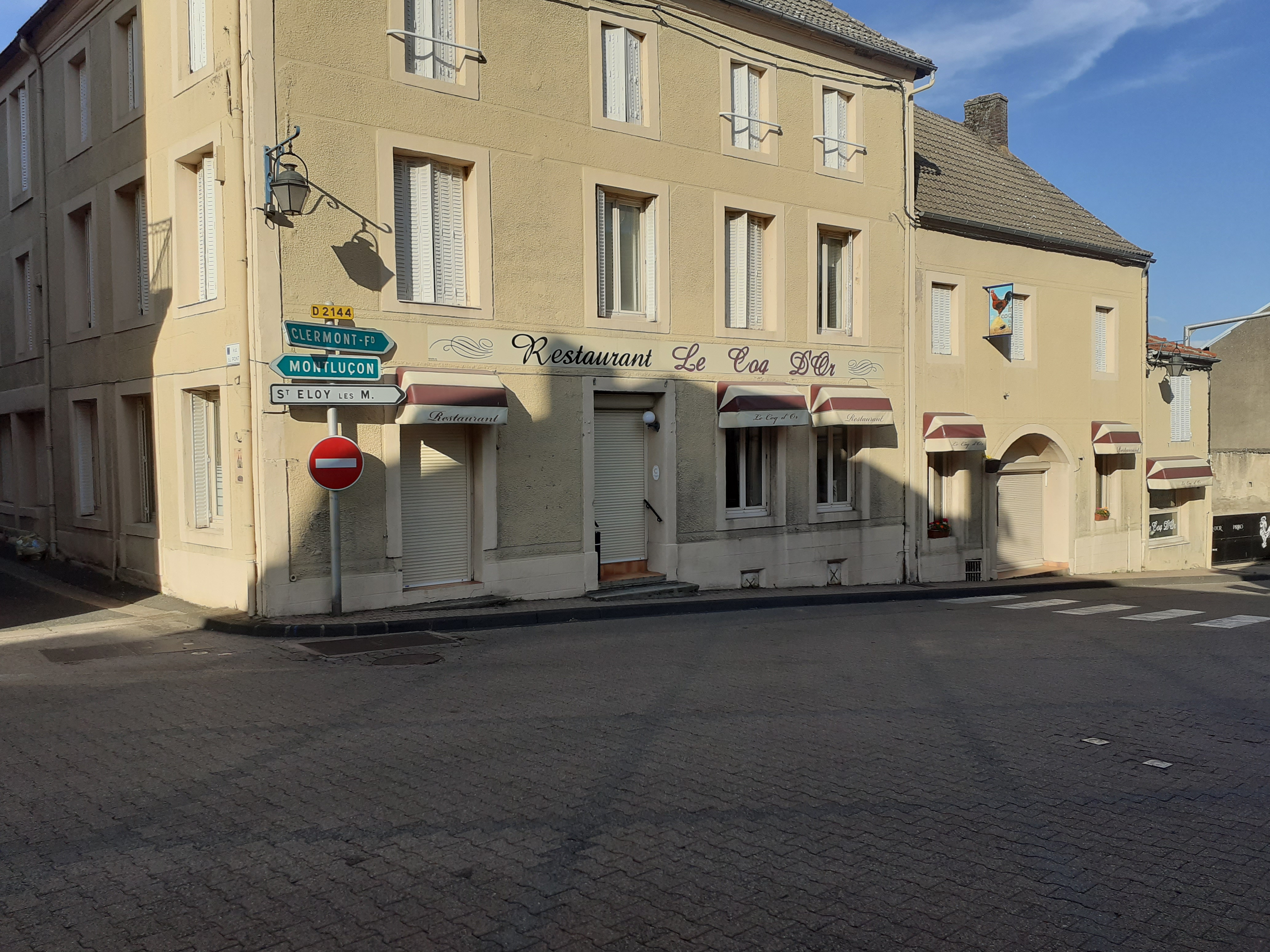 Ancien hôtel,restaurant 40 cvts,matériel ok parking privé, chauffage gaz de ville,proche tous commerce,bar non exploité, logement au dessus  70km clermont ferrand,  25km montlucon,tenu par couple depuis 19 ans.
Possibilité gérance, à voir.
Pas de personnel.