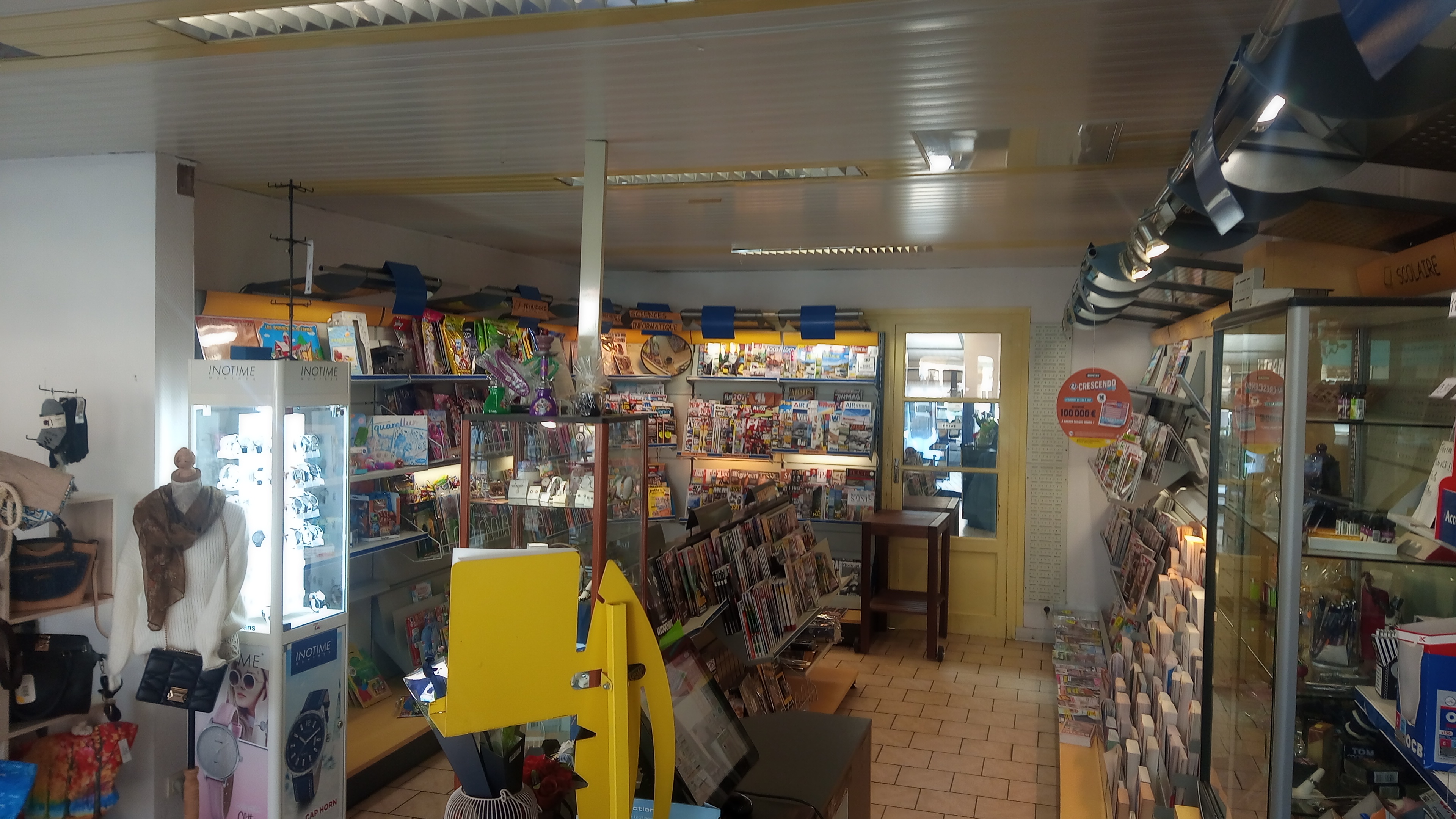 Je vend le Fond de commerce tout commerce actuellement Maison de Presse tenue depuis 20 ans, pour moi c est l heure de la retraite.
Magasin de 48m2,une réserve de 30 M2 ,2 garages un appartement F4  loyer 751 euros pour le tout dans un village en plein développement un lotissement de+300 maisons sort de terre et un autre a venir dans quelques mois  + 100 maisons.
Bonne journée
stephane.denis14@orange.fr pour plus d'informations