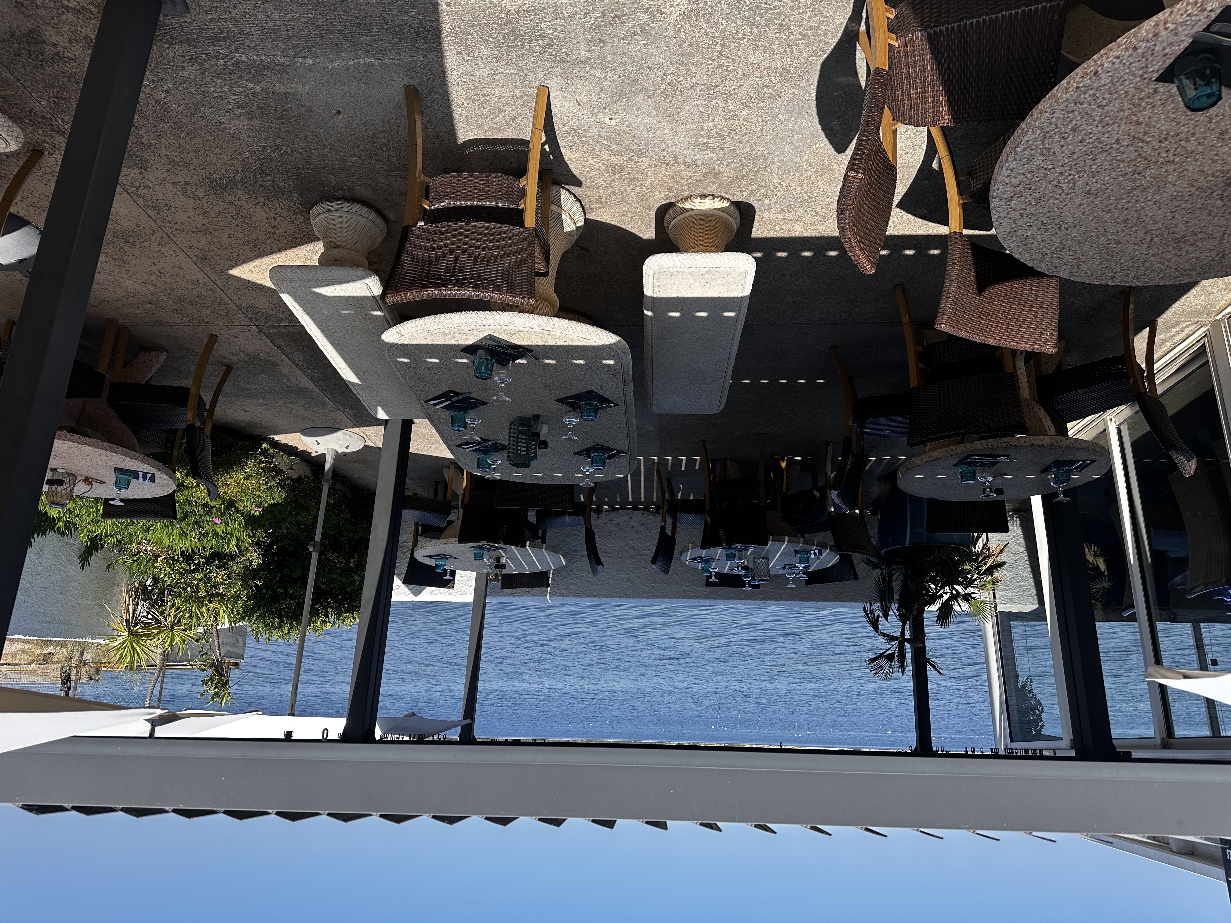 À vendre fonds de commerce de restaurant ouvert à l'année, jouissant d'un emplacement privilégié à la vue imprenable sur le bassin de THAU à proximité d'une station balnéaire de renom. Idéalement réservé à un couple de professionnels. Ce très bel établissement bénéficie d'une surface totale de 460 m2 environ. La salle principale d'une surperficie de 200 m2 avec son bar peut accueillir jusqu'à 80 couverts. La cuisine est bien équipée et bien entretenue, aux normes HACCP, pas de travaux à prévoir. A l'extérieur, une grande terrasse couverte et chauffée d'environ 140 couverts et deux terrasses ouverte sur l'eau d'une capacité de 40 couverts, peut convenir à tous types d'évènements. La carte proposée est essentiellement composée de saveurs méditerranéennes accompagnées de vins locaux. L'établissement est réputé et bénéficie d'une clientèle fidèle accompagnée d'un fort afflux touristique. Affaire s'adressant idéalement à un couple de professionnels ou de deux associés. Parking municipal gratuit et 12 places privatives à proximités.Très bonne rentabilité. loyer 3 200 euros H.T. + droit de terrasse.

Surface : 460 m2