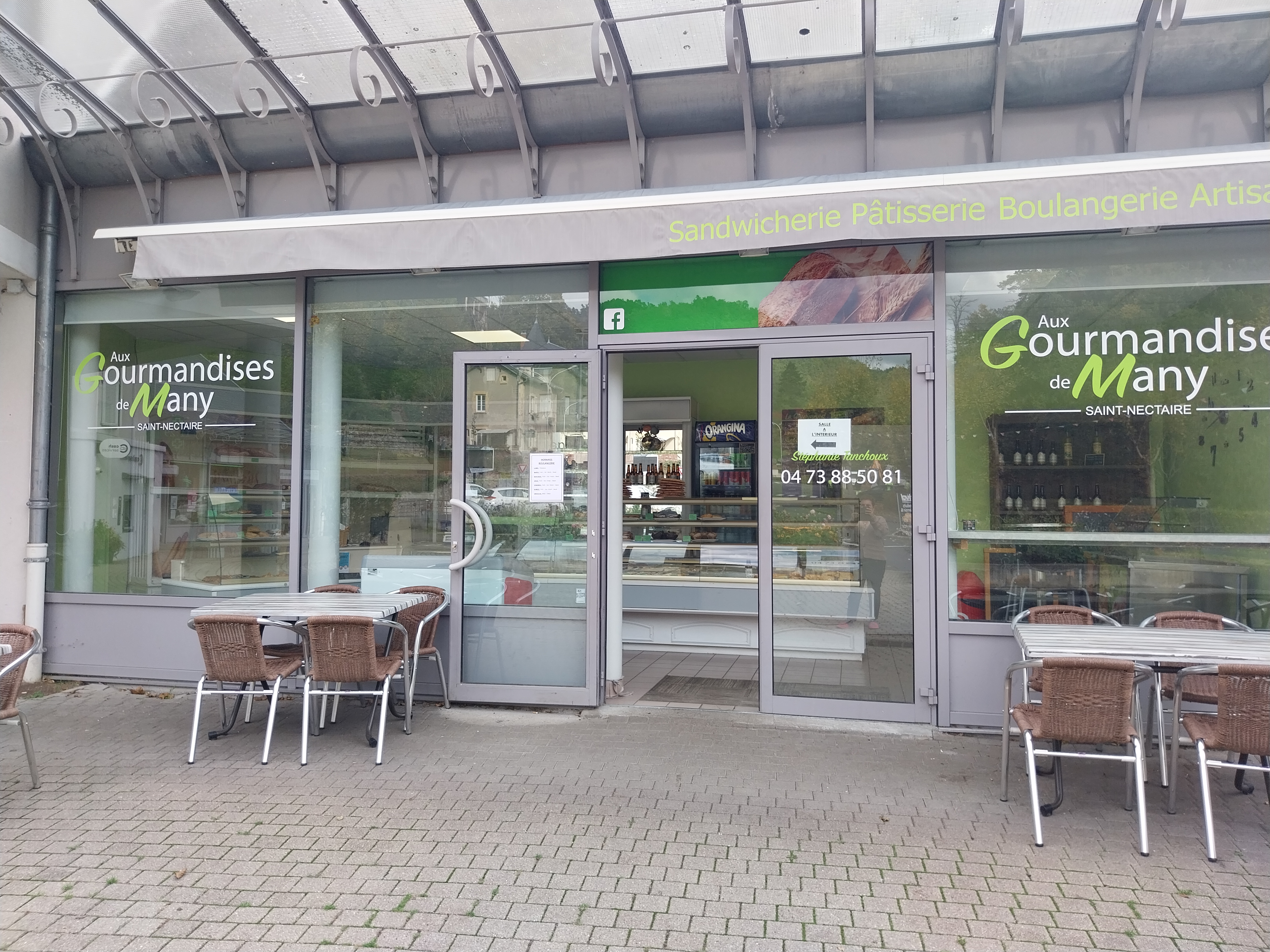 Boulangerie pâtisserie au centre de Saint nectaire belle place pour accueillir au moins 40 personnes .création cette année d'un petit salon de théagreable  surtous l'hiver. 
Nous avons développé la sandwicherie et la saladette ,pâtisserie artisanal.
Nous nous trouvons au cœur du puys de dômes  à côté de très beau lac tel que le lac chambon , le lac pavin....au pieds du sancy......
L'hiver a quelques kilomètres de la neige .