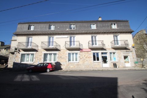 village touristique,nord de la LOZERE,sortie 32 de la a 75 entre CLERMONT FERRAND et MONTPELLIER.hotel 8 chambres salle jusqu'a 80 couverts 2 appartements au second étage.cadre exceptionnel de l'AUBRAC.beaucoup d'activités l'été et ouvriers l'hiver.randonnée,vtt,pêche,champignons près du loup de GEVAUDAN et les bisons d'EUROPE.le tout en norme controle effectué en novembre et refait à neuf.
