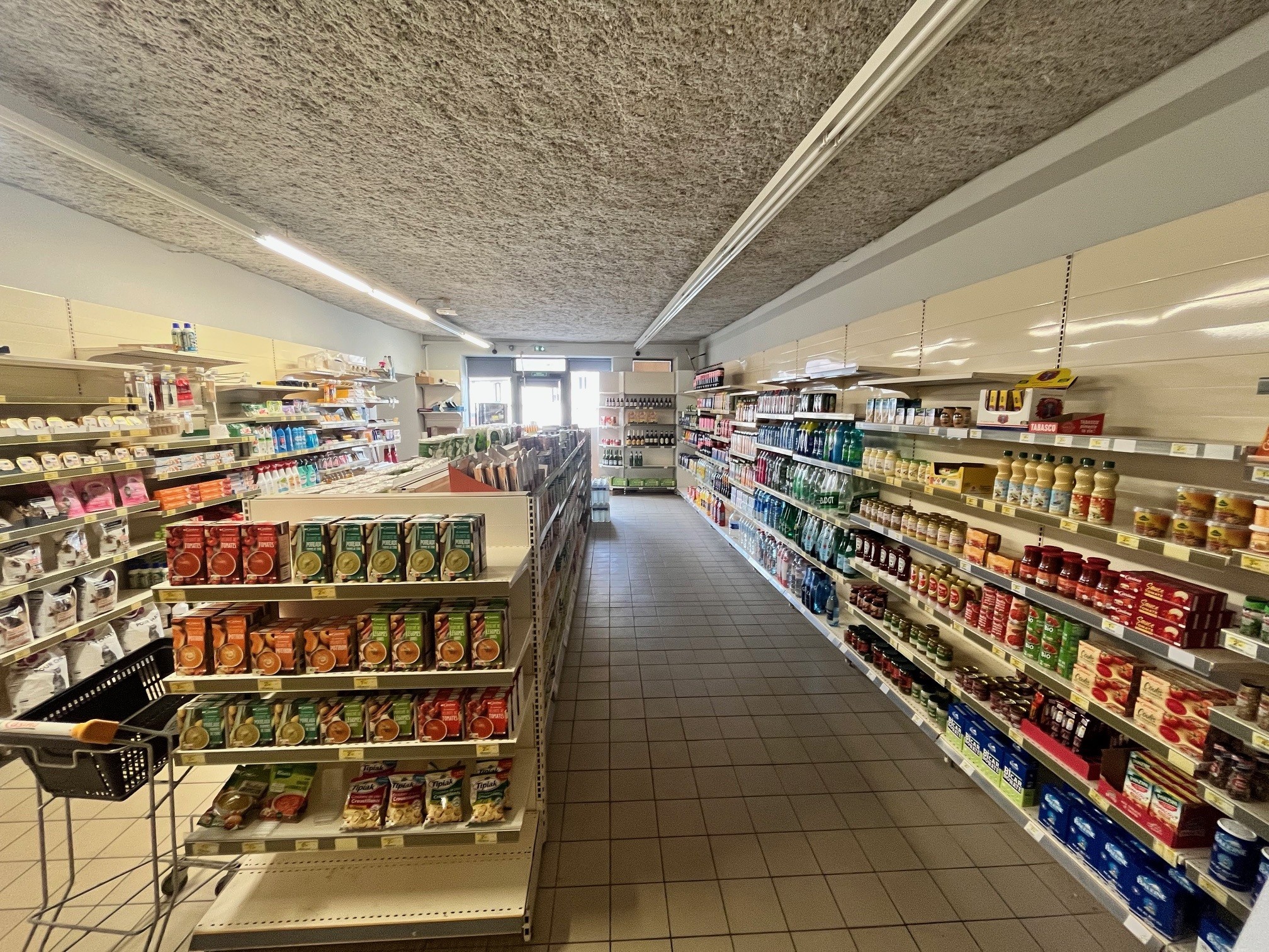 Belle opportunité de Location-Gérance dans une bourgade paisible de 1500 habitants située entre Montluçon et Moulins.
Au cœur de vie du village avec de nombreux commerces complémentaires, restaurants et un seul concurrent direct (CARREFOUR MARKET à 800m mais mal tenu et cher).
Magasin clé en main ; légère saisonnalité estivale et peu de services actuellement en place (œufs bio et relais-colis – RELAY – uniquement).

Gros atout pour se lancer dans ce magasin, c’est de l’exploiter en Location-Gérance (vous n’achèterez pas le fonds de commerce tout de suite). Idéal pour se faire la main pendant une année et être sûr que c’est le bon projet. Mais si vous le souhaitez, vous avez également la possibilité d’acheter le fonds de commerce  à négocier avec le Groupe (dans les 25% du CA TTC actuel).

Voici quelques éléments concrets sur ce point de vente avec un dernier CA annuel TTC de 209 000 € pour une surface de vente de 150 m2 (belle réserve de 100 m2) :

Pas d’achat de fonds de commerce (si Location-Gérance).
Dans les 60 à 65 000€ de financement total pour permettre de payer le stock, le dépôt de garantie, les statuts et un nouveau service arrière pour le fromage à la coupe ; soit 30 000 € d’apport requis seulement
À négocier également avec le locataire-gérant actuel : le rachat de la clim réversible, du meuble F&L et du frigo à boissons fraîches (tous petits prix).
Loyer mensuel immobilier de 1186€ TTC.
Horaires : du mardi au vendredi de 08h à 12h30 et de 15h à 18h30. Le samedi de 08h à 12h30. Le dimanche de 08h à 12h00.
Projet en solo pour commencer.

Afin de faire progresser le CA :
– donner une nouvelle dynamique commerciale au point de vente (+ communication)
– développer de nouveaux services : fromage à la coupe, lockers, cashback…
– agrandir l’amplitude horaire

Magasin disponible à partir de l’été 2026.
Optez pour une franchise dont vous serez 100% INDÉPENDANT !

*photos non contractuelles
Réf. annonce 378669