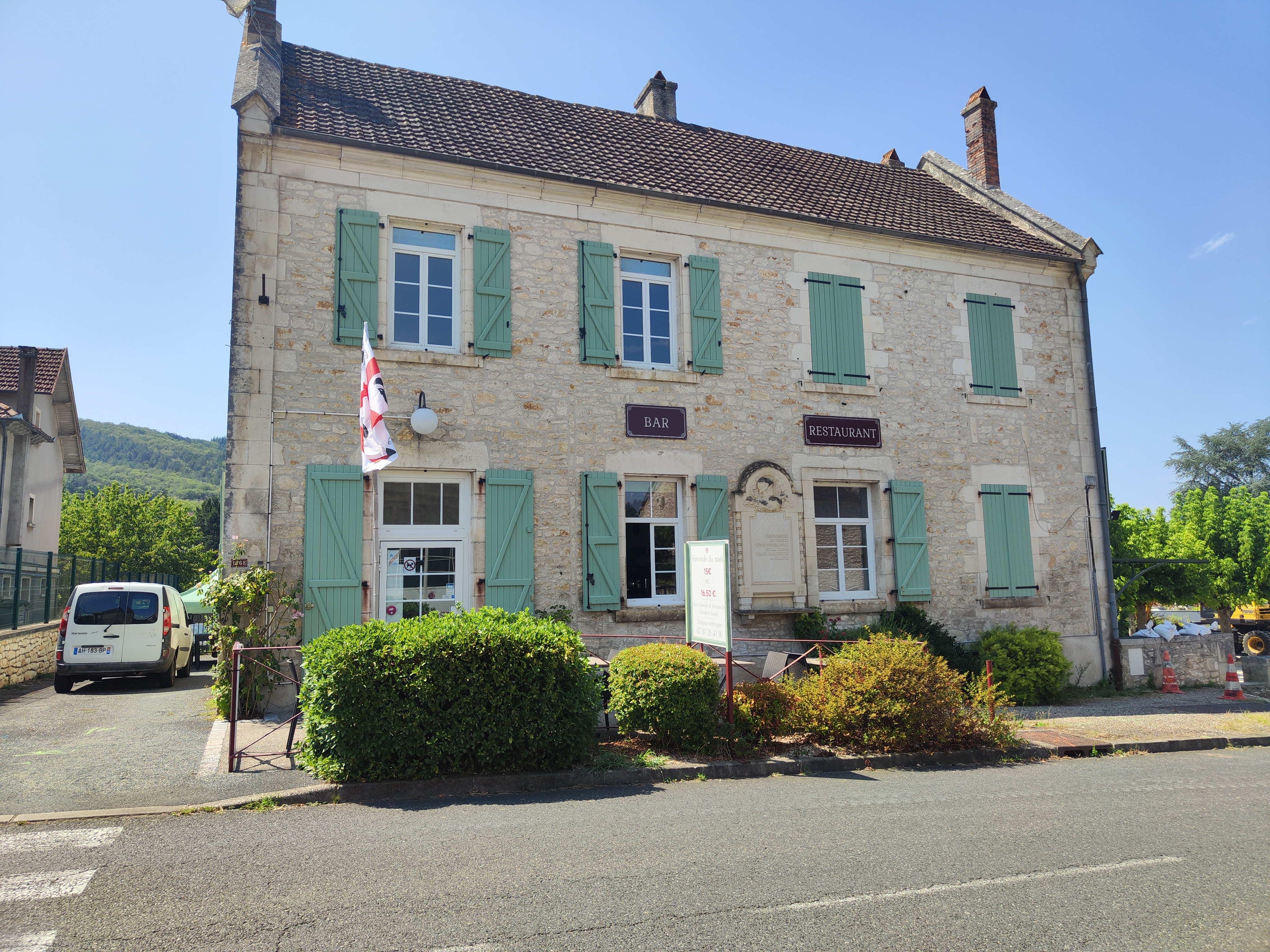Emplacement & Cadre 
Établissement idéalement situé à Lanzac, au cœur du village. Bénéficiant d'une visibilité optimale sur un axe passant, ce restaurant dispose d'un accès facile avec un parking dédié pour la clientèle.
Disponible dès octobre, cet établissement est conçu pour une exploitation à l'année.
Des Infrastructures Complètes
Le restaurant propose une capacité d'accueil modulable:
Intérieur : 
Deux salles de restaurant (28 et 10 places) 
cuisine de 30 m² équipée 
Extérieur : Une terrasse à l'arrière et une vaste terrasse couverte de 40 places pour les beaux jours.
Logement de Fonction Inclus
Pour votre confort, un appartement spacieux de 80 m² est situé juste au-dessus du restaurant. Il se compose de :
3 chambres lumineuses.
Une cuisine.
Un grand salon / salle à manger.
Conditions Financières
Loyer mensuel : 583 HT €