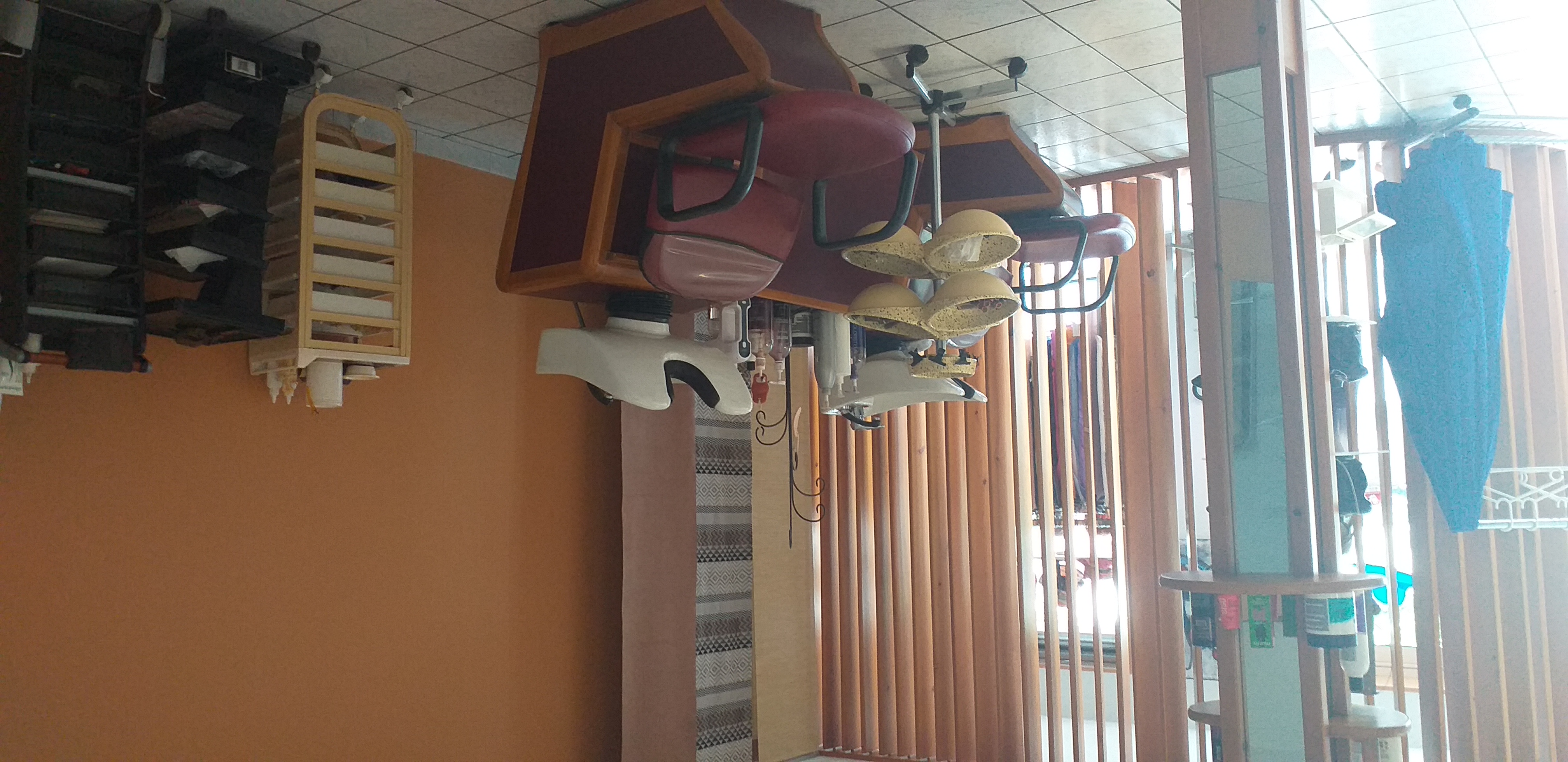 Vends cause retraite.
Salon de coiffure  mixte et prothésiste  capillaire. 
Surface de 80m2, repartie 40m2 salon de coiffure, 20m2 pour perruques médicales et 20m2 cuisine réserve.
Créé  en 1997 sur une rue commerçante  près  des écoles.
Stationnement  devant avec une place handicapée  en plus.
Salon de plein  pied. 
3 bacs, 3 postes de coiffage, 3 attentes.
Climatisation,  chauffage gaz.
Loyer 400 €. 
Sans employé 
CA ht 60000 €.