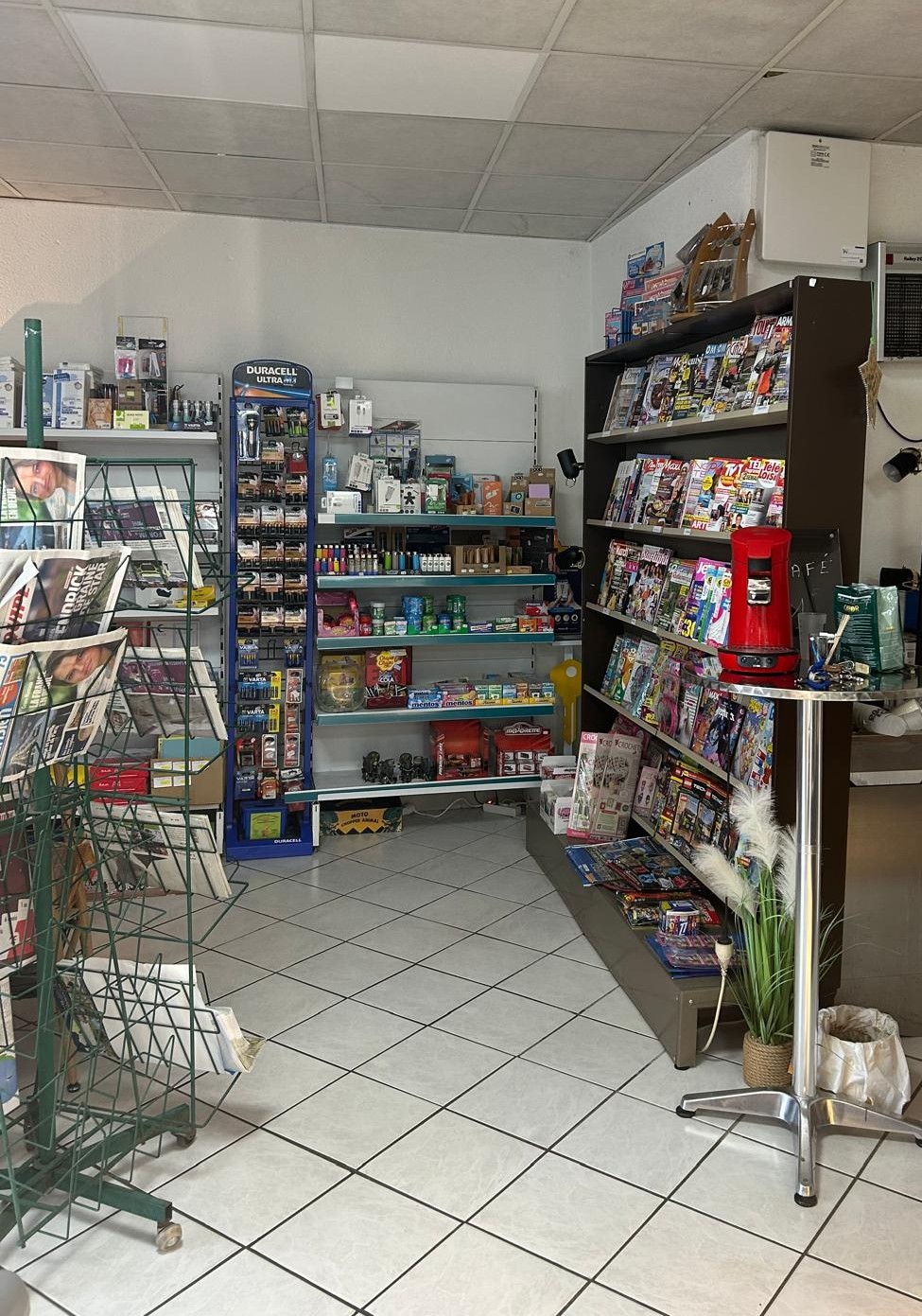 Vous avez le projet de reprendre une activité dynamique et essentielle au cœur d’un village du Nord Aveyron ?

Ce commerce de proximité, stratégiquement situé au centre du village, répond aux besoins quotidiens des habitants : alimentation, tabac, presse, jeux FDJ, gaz.

POINTS FORTS : 
Chiffre d’affaires 2024 : 397 000 €
Activité diversifiée garantissant une rentabilité pérenne
Bail commercial 3-6-9, loyer mensuel 400€
Emplacement stratégique :  visibilité et passage
Magasin exploitable en l’état, prêt à accueillir son nouveau repreneur
1 fournisseur principal + producteurs locaux pour valoriser le territoire
Clientèle locale, clientèle de passage et forte clientèle touristique en été avec la notoriété du plateau de l’Aubrac
Sans concurrence directe.

PROJET DE REPRISE IDEAL POUR :
Un couple de repreneurs souhaitant s’investir dans un projet solide
Ou
Un repreneur  accompagné d’un salarié pour assurer la continuité
Localisation : au cœur du village, dans un environnement convivial et porteur.
Une opportunité rare pour continuer l’aventure d’un commerce bien développé et devenir acteur de la vie locale !

Contactez-nous dès maintenant pour plus d’informations et visiter ce commerce.