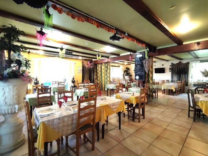 Proche Guéret, préfecture de La Creuse
Envie de transformer un restaurant en habitation/ gîte ou chambre d'hôte ou d'ouvrir un restaurant en Creuse avec plus de 100 couverts intérieurs ainsi que 100 couverts en terrasse, venez acquérir ce bel établissement comprenant sa maison d'habitation de 130 m².
La surface du commerce est de 261 m² avec son côté bar, sa salle de réception contenant son four à pizza, sa cuisine équipée, ses wc, son cellier, les sanitaires du personnel, sa cave.
L'établissement possède un parking privé goudronné ainsi qu'un garage privé.
La Maison est mitoyenne, se compose d'une grande pièce de vie avec cheminée, à l'étage une grande salle de bain et quatre chambres.
Le jardin se compose d'une pelouse sur une partie et l'autre partie est en pavé pour accueillir les clients.
Cet ensemble immobilier à pignon sur rue, à déjà sa clientèle. Le changement de destination du bâtiment est possible.
Chauffage au gaz de ville, double vitrage, tout à l'égoût, taxe foncière de 4000 €.