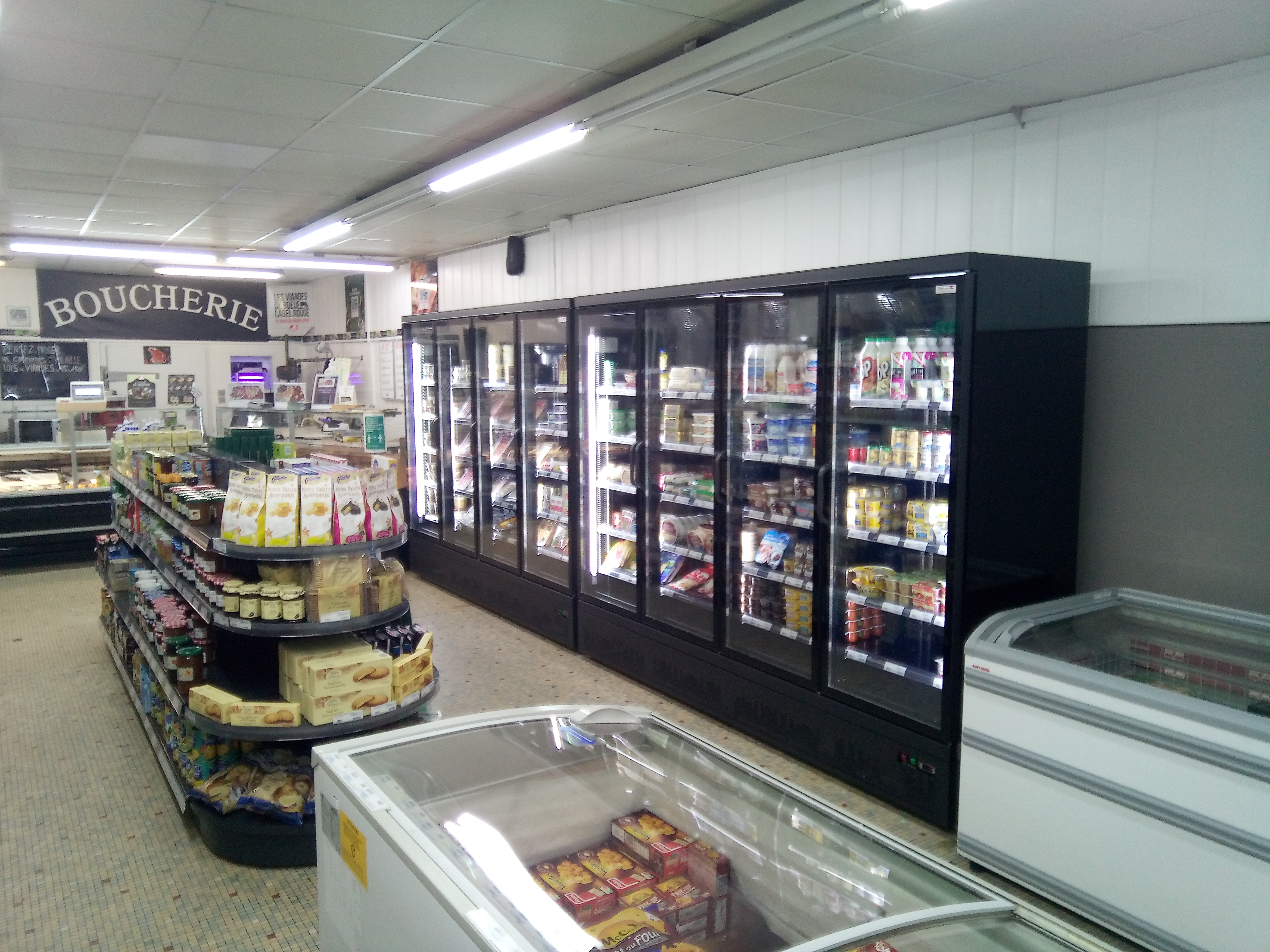 SUPERETTE surface commerciale 160m3  90m3 réserve
avec logement 100 m3  4 chambres  terrrase et garage
possibilité d'achat des murs