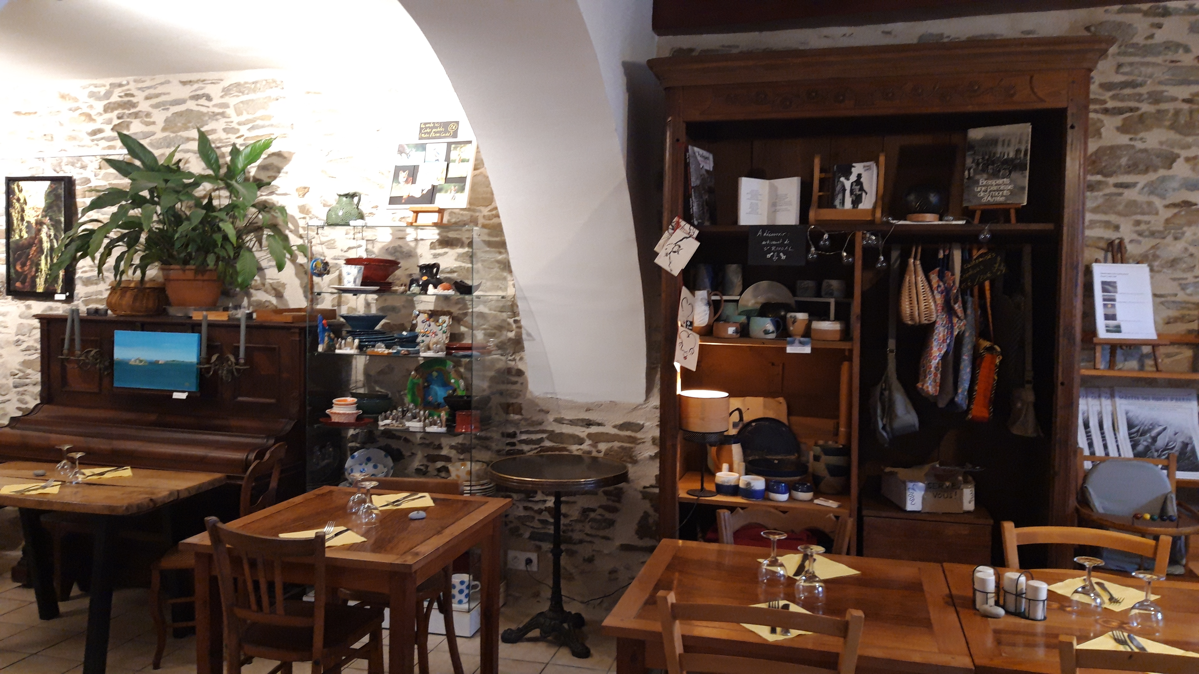 A VENDRE - Fonds de commerce Bar-Restaurant – Brasparts (29)

 -Atypique et chaleureux, situé au cœur du village de Brasparts.

Cet ancien hôtel-bar-restaurant emblématique est situé sur la place principale du bourg récemment rénové et bénéficie d’une belle visibilité du fait de l’axe passant Quimper-Morlaix.

Caractéristiques du bien :

L’établissement se répartit sur une surface totale d'environ 300m² : 
- rez-de-chaussée : bar (licence III), restaurant, cuisine, arrière-cuisine, sanitaires PMR.
- 1er étage : 3 belles pièces (chambres), grand espace ouvert avec accès sur une terrasse, salle d’eau, WC 
- 2ième étage : 7 pièces (anciennes chambres).
- Grenier isolé

Capacité totale de couverts : une quarantaine en salle et une trentaine sur une belle terrasse attenante.

Grande cuisine professionnelle entièrement équipée et opérationnelle.
Très joli bar équipé, fabriqué par artisan local, ouvert sur la salle de restaurant.
Types de cuisine proposés par l’établissement : restauration traditionnelle et crêpes.
Évènements réguliers : soirées concerts, animations, expositions d’art et artisanat.

Points forts :

- grande visibilité
- intérieur très accueillant et chaleureux : murs en pierre apparente et joints à la chaux, poêle à pellets, pompe à chaleur…
- belle terrasse
- énorme potentiel pour une reprise immédiate ou un autre concept
- possibilité de logement