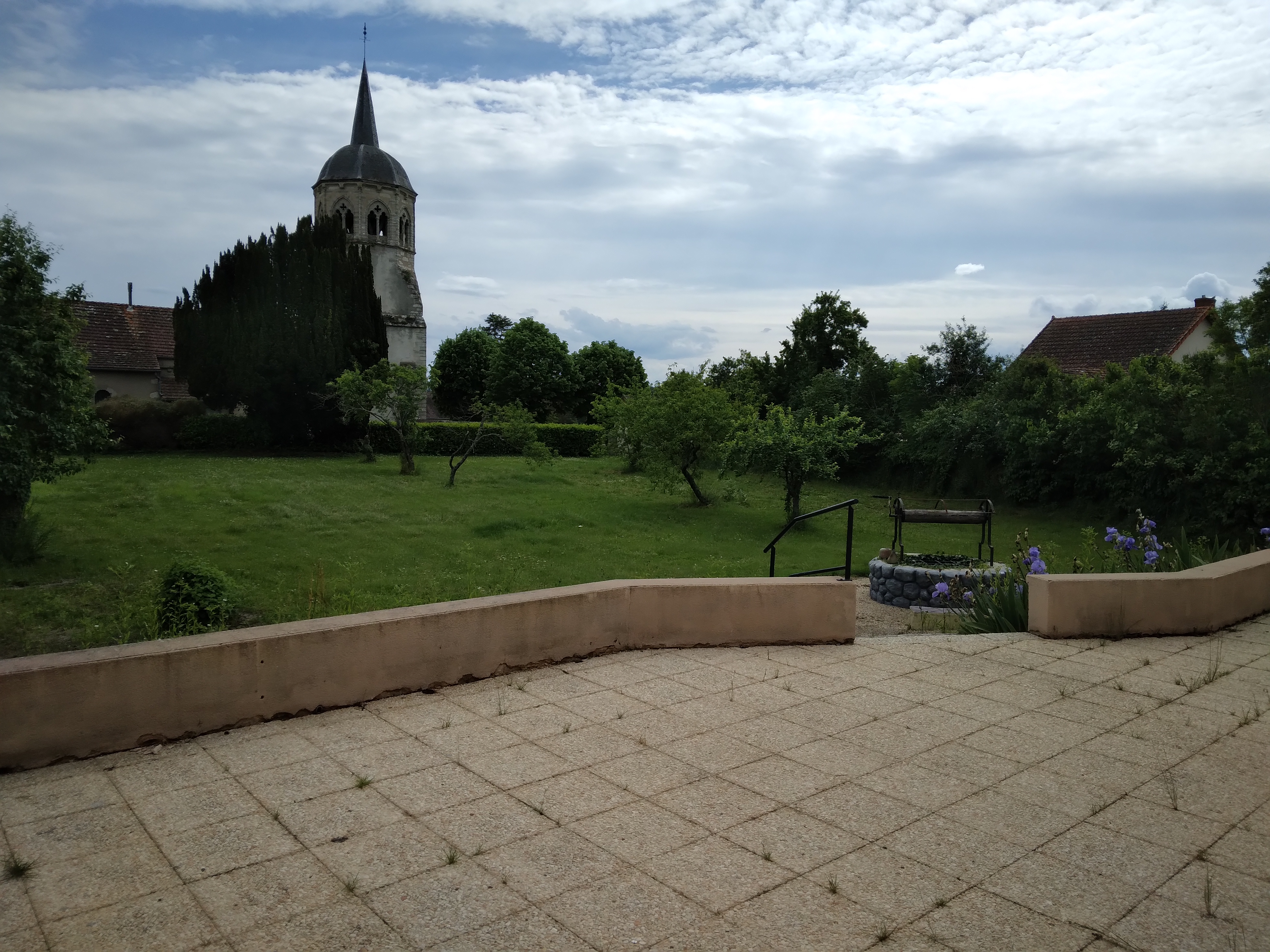 La commune de Monestier ( 03 Allier, entre St Pourçain sur Sioule et Gannat , à 20 km d'une entrée de l'autoroute A71 ) recherche des professionnels de la restauration ( expérience exigée et sera vérifiée ) pour la reprise de son restaurant communal . 
Très beau potentiel au cœur du village donnant d'un côté sur la place et de l'autre sur un grand jardin arboré . Le bâtiment appartient à la commune ainsi que la licence 4. 
Une grande salle de restaurant ( une quarantaine de couverts )  une salle de bar   ( avec un frigo-bar de 2 m ) , 2 terrasses , une   grande cuisine fonctionnelle et équipée ( 1 fourneau gaz professionnel  , 1 four ventilé et vapeur   , 1 four à pizza,    1 table en inox neuve de 1, 40 m  , 1 buffet réfrigéré pour les salades, 1 lave -vaisselle frontal avec une grande plonge, 1 autre plonge dans la légumerie, 4 armoires réfrigérées) .
Tout le matériel a été entièrement vérifié . 
A l'étage un appartement de 80 mètres carrés entièrement refait à neuf du sol au plafond . Toutes les fenêtres viennent d'être changées avec la pose de volets électriques. Une pompe à chaleur hybride vient d'être installée ( chauffage et eau chaude sanitaire)
Le loyer total ( activité et logement) est de 450 euros HT, soit 540 euros TTC
Bail commercial . 
Le restaurant est disponible 
Contactez la mairie par mail : mairie-monestier@wanadoo.fr