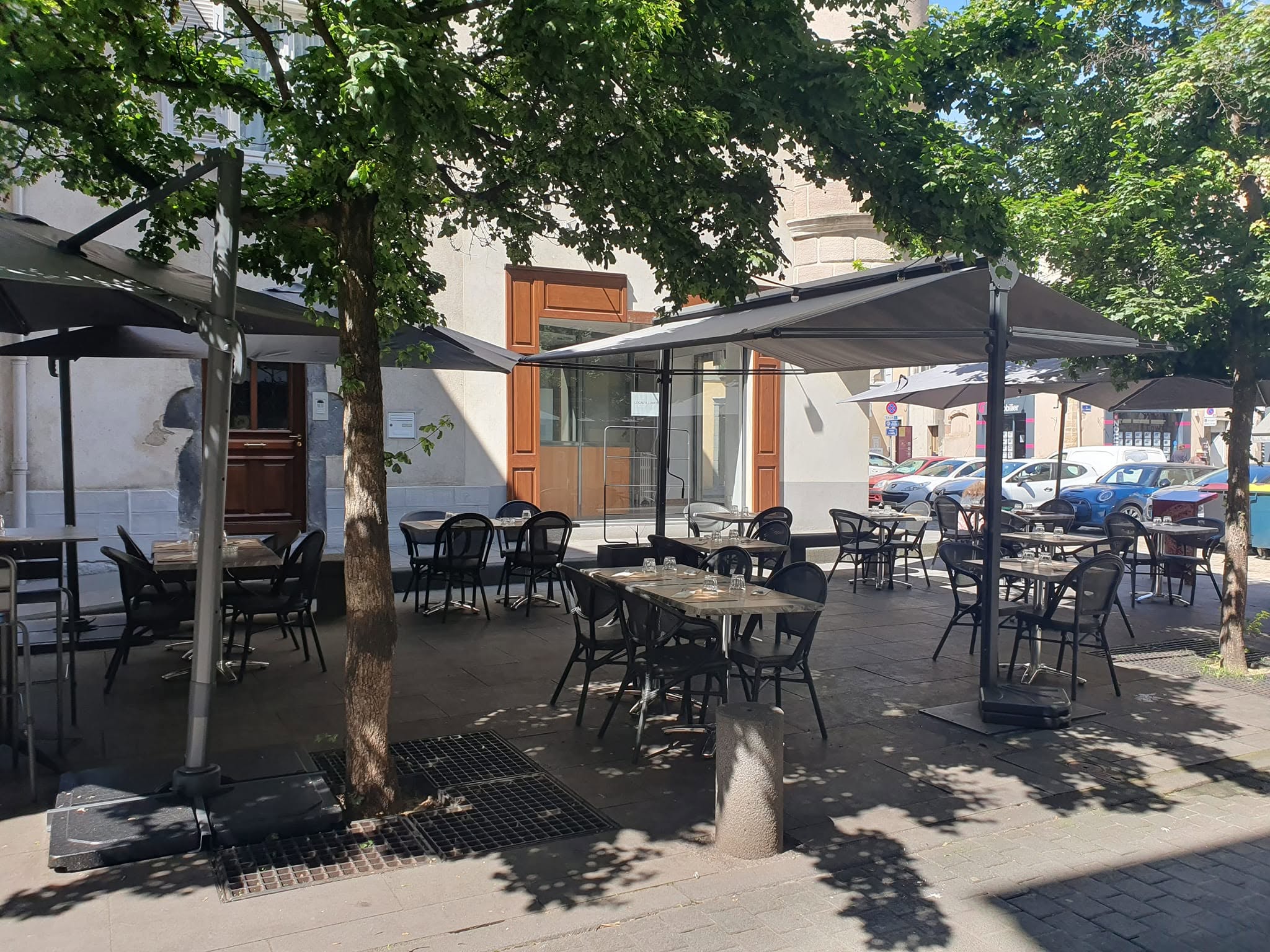 Restaurant 80 m² Brioude

Belle opportunité pour professionnel de la restauration.
 Situé à proximité immédiate du centre-ville de Brioude, cet établissement bénéficie d'un emplacement stratégique avec bonne visibilité et facilité de stationnement à proximité.
 Le restaurant offre une capacité d'accueil confortable avec 34 places en salle et 34 places en terrasse, dans un cadre chaleureux et soigneusement agencé. L'ensemble a fait l'objet d'une rénovation complète en 2022, aussi bien au niveau de la salle que de la cuisine, permettant de disposer d'un outil de travail moderne, fonctionnel et immédiatement opérationnel.
 Cuisine professionnelle entièrement équipée avec matériel récent et entretenu, aucun investissement immédiat à prévoir.
 L'établissement bénéficie d'une excellente réputation locale ainsi que d'une clientèle fidèle développée au fil des années. Exploitation offrant une belle qualité de vie avec 2,5 jours de fermeture hebdomadaire et 7 semaines de congés annuels.
 Affaire saine et rentable, idéale pour un couple ou des professionnels souhaitant reprendre un établissement reconnu avec un fort potentiel de développement.