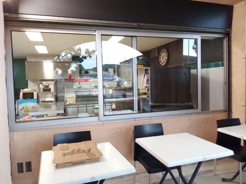 Fond de commerce pizzeria sur la Londe les maures, le moins chers de la commune car mis en gérance donc pas de bilan mais un suivis bancaire de l’ancien gérant seras disponible. De plus un macdo viens d’ouvrir à proximité donc potentiel à exploiter et un centre militaire avec plus de 4000 personne ouvre bientôt à proximité.
Prix fond de commerce 79000 euros négociable 
Loyer mensuel 804 euros charges comprises 
Taxe foncière 350 euros annuel 
Superficie de 70 m2 
Avec sanitaire et mini débarras 
Place de parking avec portails électriques
0748413438
N’hésitez pas pour plus de renseignement