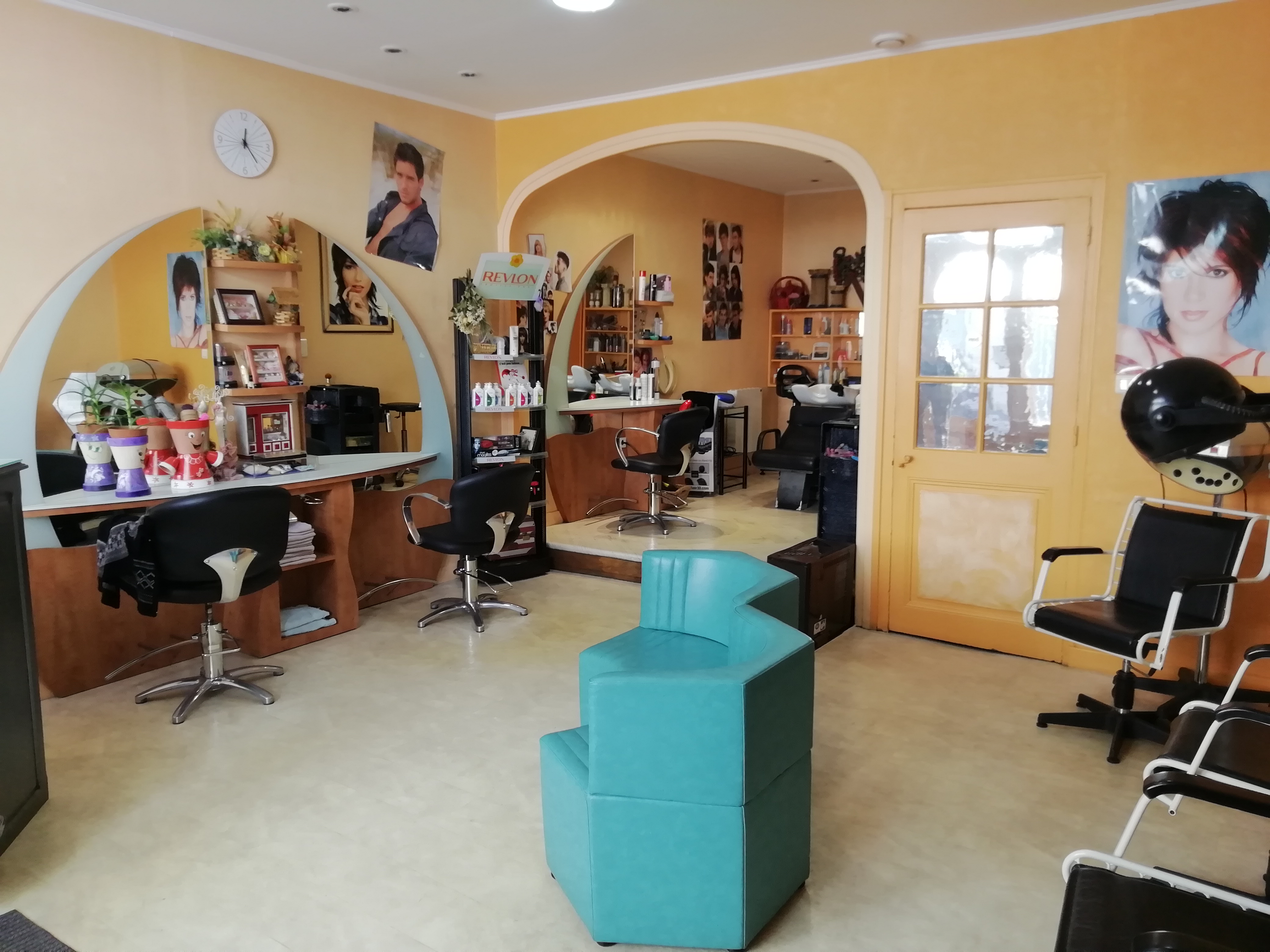 A vendre pour cause départ à la retraite, salon de coiffure installé depuis 1987 , dans un village d'environ 1 100 habitants.
Superficie 50 m2, équipé de 3 coiffeuses, 2 bacs de lavage...