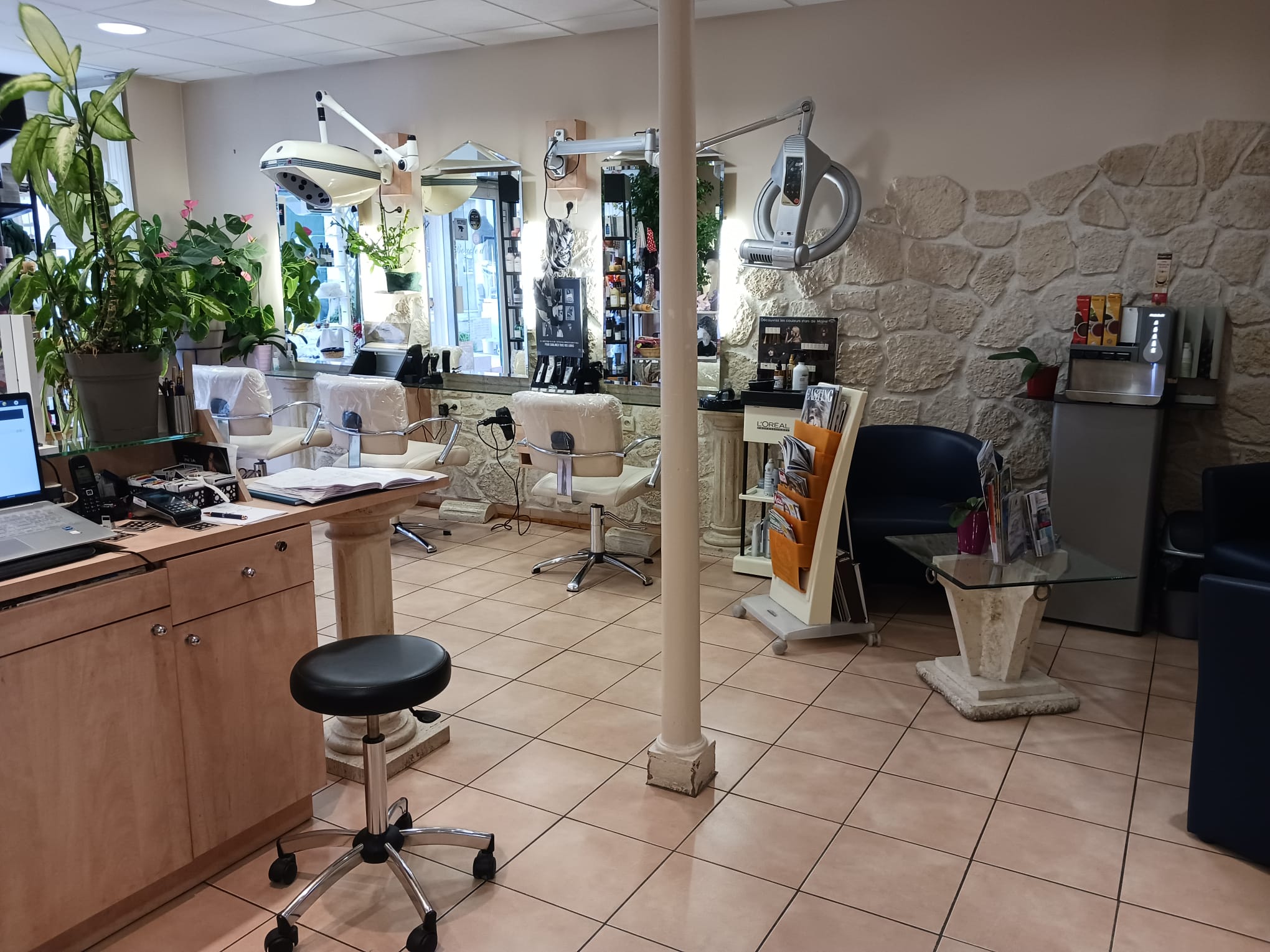 A céder, cause retraite, SALON de COIFFURE mixte dans la commune de MER 41500 (Loir et Cher).
Salon très bien situé en centre ville avec parking à proximité (Halle de Mer).
Environ 60 m² de locaux commerciaux.
Salon exploitable de suite. 3 bacs, 5 bancs de coiffage. L'esthétique du salon est très belle et le matériel est en très bon état (voir photos). Climatisation réversible. Possibilité de logement à l'étage (chambre, salon avec bureau, cuisine, salle d'eau, wc). Clientèle fidèle depuis 2006.
Effectif : la chef d'entreprise, sans employé.
Activité annexe : coin boutique avec vente de bijoux et d'accessoires.
CA 2023 : 82 000 € HT - Prix à négocier.
