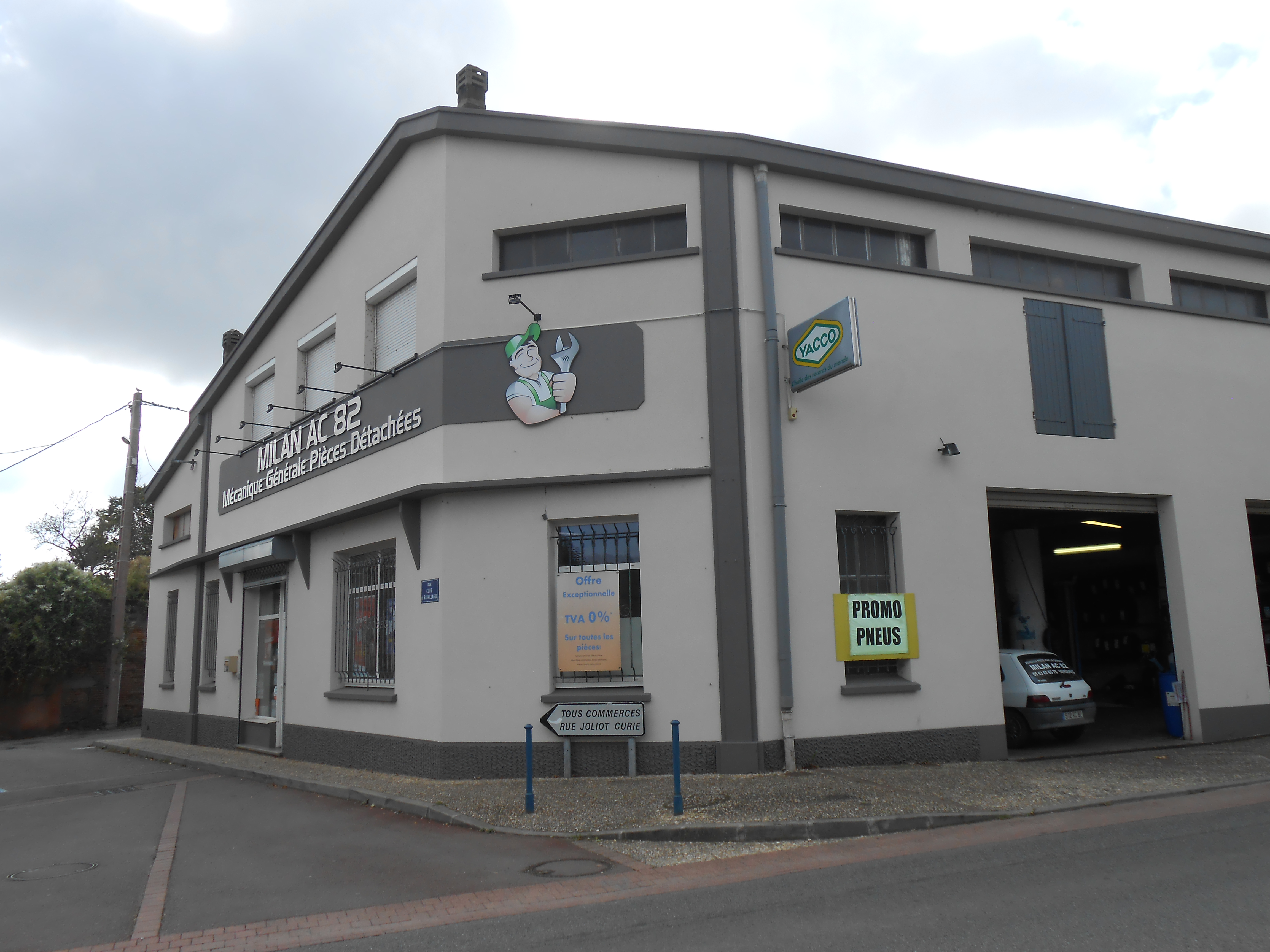 Dans le cadre d'un départ en retraite, je propose à la vente d'un fond de commerce d'un garage de mécanique automobiles. L'entreprise se situe au cœur d'un village du sud du Tarn et Garonne, et à 40kms de Toulouse. Village en pleine expansion. Le local se compose d'un espace de vente, du bureau d'accueil et d'un salon d'attente pour la clientèle. Zone d'atelier avec 3 ponts, vestiaire. le tout sur 330 m2 A l'étage, une zone de stockage de 330m2. Les murs sont loués via un bail 3/6/9 (possibilité d'achat des murs pour 150 000€) 9 places de parking. La société emploi 2 mécaniciens . La secrétaire ne restera pas après la vente (départ en retraite) Ouverture du lundi au vendredi. Congés annuels en Aout. La clientèle se compose à 95% de particuliers Le chiffre d'affaire est de 317 200€ sur le dernier exercice pour un résultat fiscal de 14 366€  
Accompagnement possible lors de la reprise Fort potentiel de développement : 2 roues/motoculture Une belle opportunité pour un professionnel souhaitant sauter le pas.