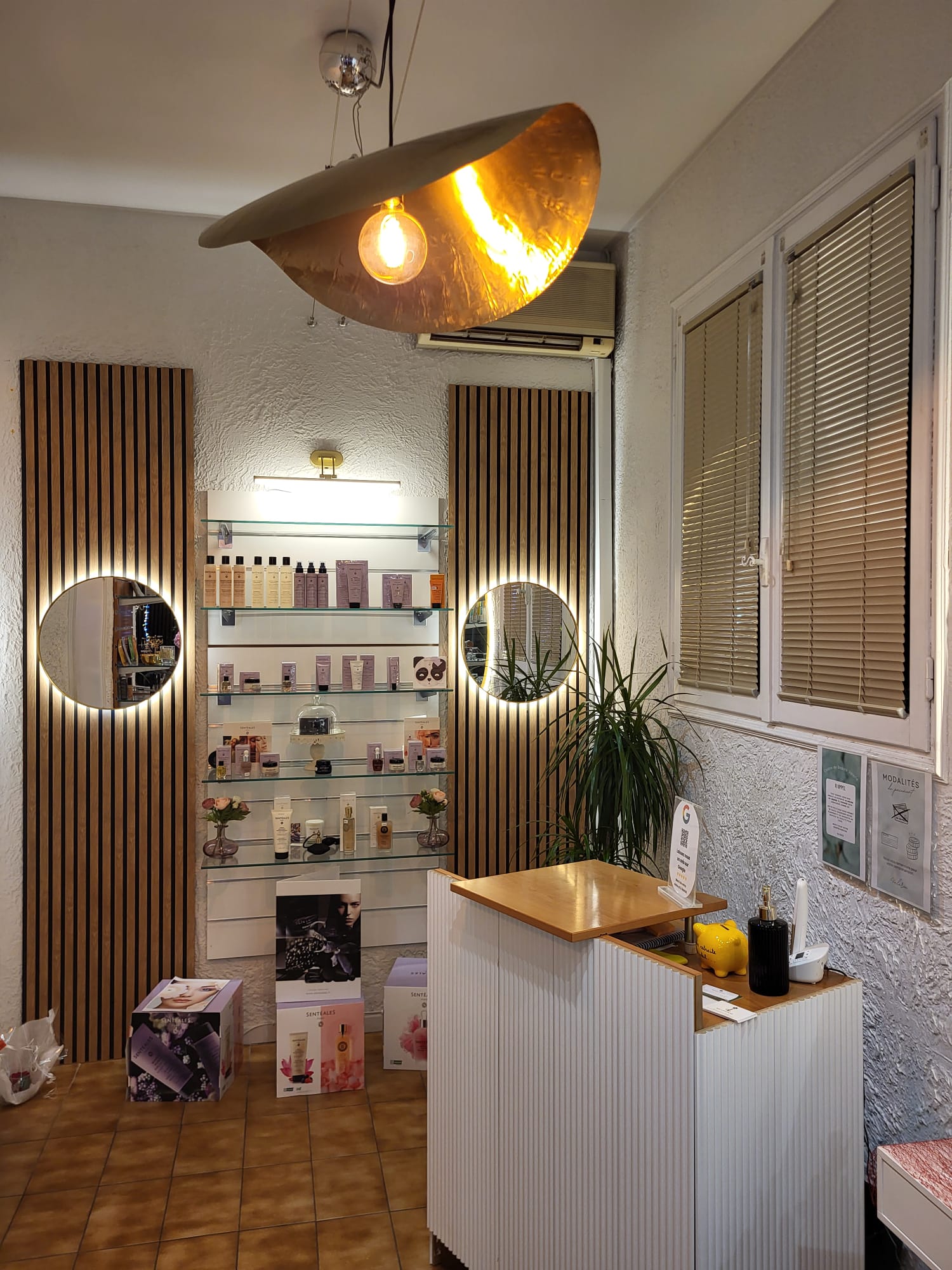 A vendre 65 000 euros un magnifique Institut de beauté de 84 m2 avec places de parking. Belle clientèle fidèle Roquefort, Rouret, La Colle sur Loup, Villeneuve Loubet, Cagnes sur Mer, Biot, Valbonne, Sophia Antipolis. Surface : 84 m2 6 pièces comprenant 3 salles de soins Loyer 1 450 euros par mois charges comprises Stationnement gratuit, parking.