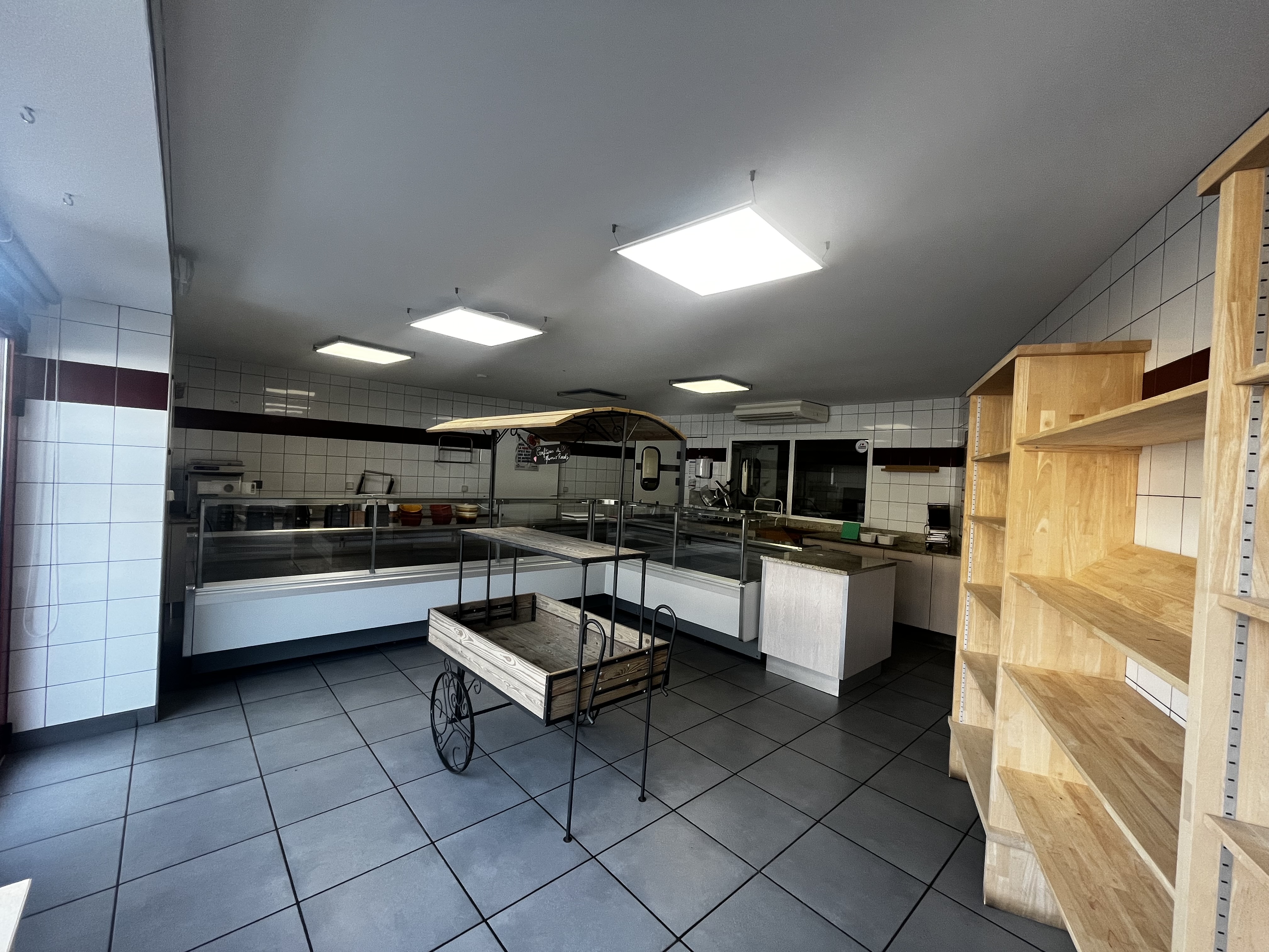 Vous rêvez de développer votre activité de boucherie dans un cadre charmant et dynamique ? Ce local clé en main à Chapdes-Beaufort est l’opportunité qu’il vous faut !

Chapdes-Beaufort est un village dynamique du Puy-de-Dôme, connu pour son cadre agréable, sa vie locale active et ses commerces de proximité. Idéal pour une boucherie artisanale qui souhaite travailler au cœur d’un village attaché aux produits locaux et au savoir-faire artisanal. 

Le local :
•	Superficie totale : 132 m², dont 41 m² de surface de vente lumineuse
•	Boucherie entièrement équipée avec tout le matériel nécessaire pour démarrer immédiatement
•	Local entièrement rénové, moderne et fonctionnel
•	Rampe de déchargement facilitant les livraisons et la logistique
•	Agencement pratique pour optimiser le flux de travail et la vente

Avantages pour votre activité :
•	Démarrage rapide grâce au matériel existant
•	Local attractif et fonctionnel pour le confort de votre équipe et de vos clients
•	Fort potentiel de développement sur un secteur géographique attractif

Ne manquez pas cette opportunité rare d’installer votre boucherie dans un local parfaitement équipé et rénové, au cœur d’une commune charmante et active.
Contactez le service développement économique dès aujourd’hui pour organiser une visite et découvrir tout le potentiel de ce local.