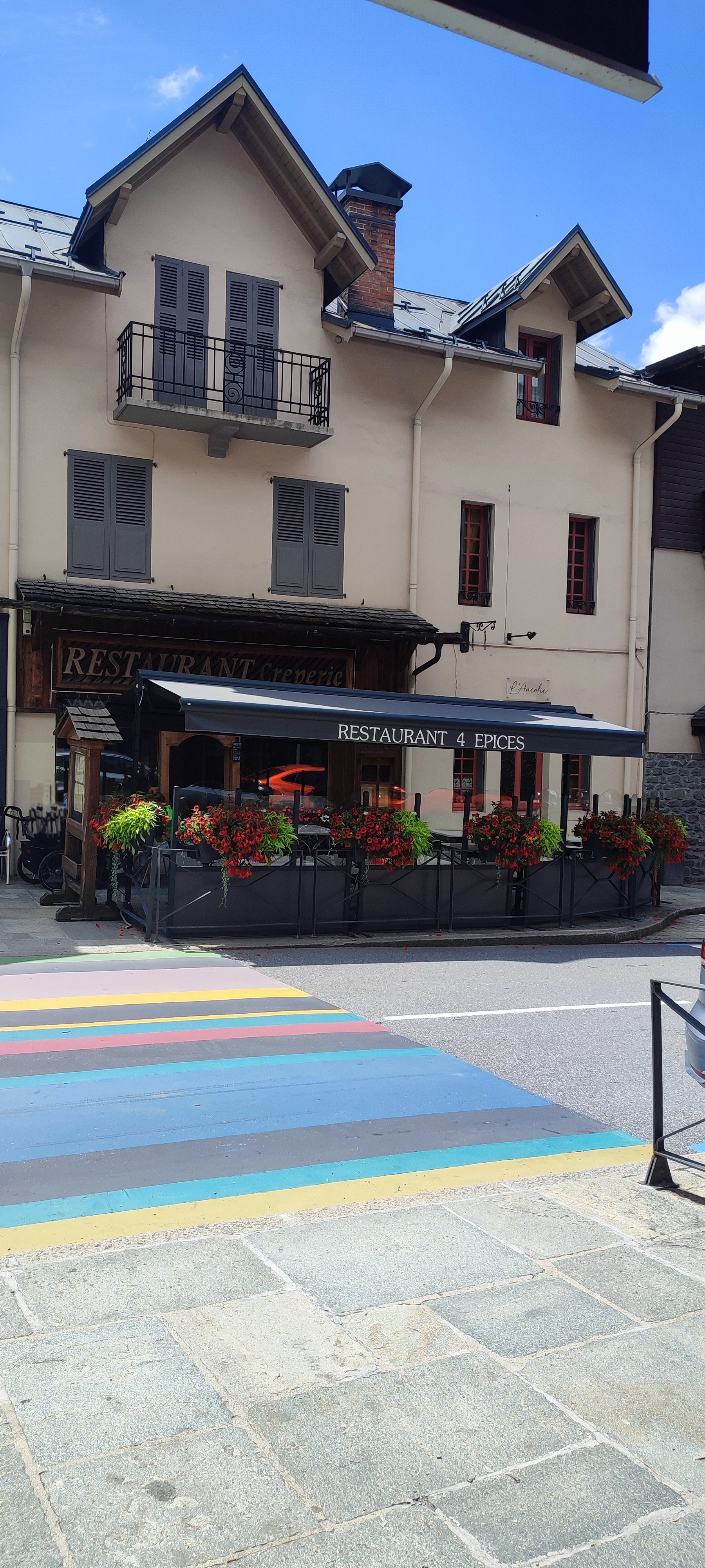 A saisir : restaurant, crêperie idéalement situé au centre du village de Saint Gervais les bains, bénéficiant d’un excellent emplacement, d’une clientèle fidèle, locale, secondaire et touristique grâce aux thermes et sa station de ski.

Décor type chalet vieux bois. Affaire très bien entretenue, aucuns gros travaux à prévoir. Affaire clés en main !

Le restaurant bénéficie de 3 niveaux.

1- salle de restaurant d'environ 85 M2 ou nous pouvons servir jusqu'à 50 couverts, 1 balcon de 4 couverts avec une vue magnifique sur les montagnes environnantes, une terrasse de 25 couverts exploitée uniquement l'été ainsi que la cuisine qui sert d'envoi et de production.
2- une cuisine de production et de stockage, une laverie qui fait également office de vestiaire et de stockage de produits d'entretiens.
3- un dernier niveau qui est utilisé pour du stockage.
Le restaurant est fermé 7 semaines par an, il est fermé 2 jours consécutifs, fermé un jour pendant les vacances de février et de mi-juillet à mi-aout.

Le restaurant fonctionne actuellement comme ceci :

Toute l’année les deux gérants cuisine et salle épaulé par un crêpier et le commis de cuisine, tous deux en CDI (personne fiable)
Pour la saison d’hiver, embauche d’un saisonnier pour la salle.
Pour la saison d’été, embauche d’un saisonnier et un emploi étudiant.

Chiffre d’affaire :

2023 : 602 231 HT
2024 : 580 470 HT
2025 : 559 527 HT à noter que le gérant cuisine a été absent 2 mois à la suite d’un accident.

Loyer de 29 756 HT HC, renouvellement de bail en cours.

Affaire idéale pour un couple ou un trio qui permettrait d’étendre les jours d’ouverture sans entamer le confort de vie.
Vente car nouveau projet.

Possibilité d'acquérir 3 studios en sus du prix, tous entre 5 et 15 minutes à pied du lieu de travail

Prix : 450 000
Dossier complet transmis après premier échange sérieu