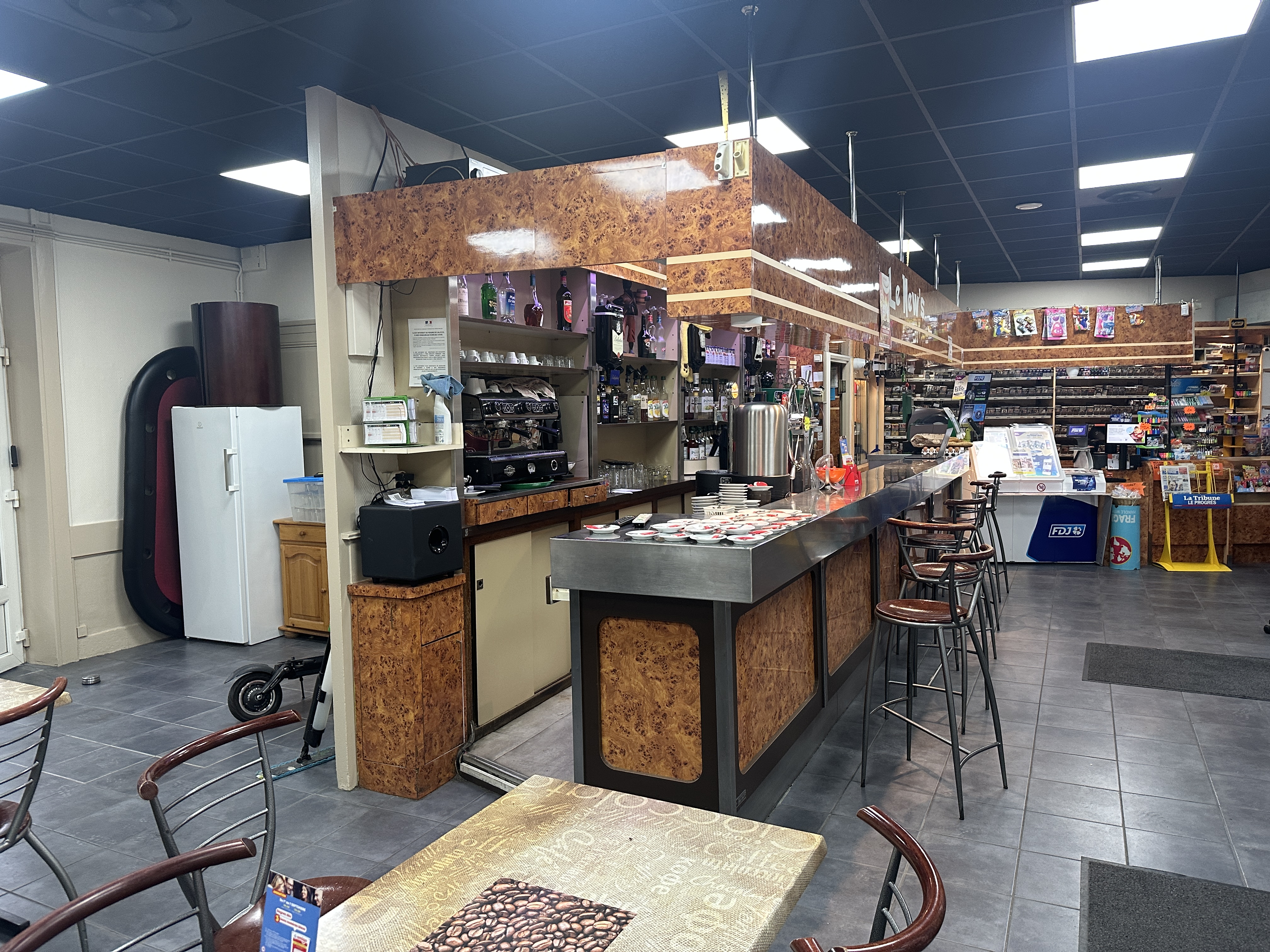 Bonjour je vends mon bar tabac il est très bien situé sur la périphérie de Saint-Étienne notre activité est bar tabac loto PMU et BenBlotterie la surface est de 90 m² avec une cuisine  en plus de 15 m² environ et un appartement de type T2 de 50 m²
aucun travaux à prévoir tout a été refait à neuf toutes les machines sont en très bon état et nous appartiennent nous avons 10 tables de quatre personnes à l'intérieur plus un grand comptoir ainsi qu'une très belle terrasse qui vient d'être rénové
 Chiffre dAffaire :190000euros
40 places assises a l'intérieur
Nous sommes fermés 7 semaine par an
À proximité du carrefour où nous nous trouvons il y a des commerces comme Carrefour une boulangerie Lidl à Snack et un coiffeur
Si t'es pas à me contacter par mail ou par téléphone si vous avez besoin 2 + de renseignements cordialement