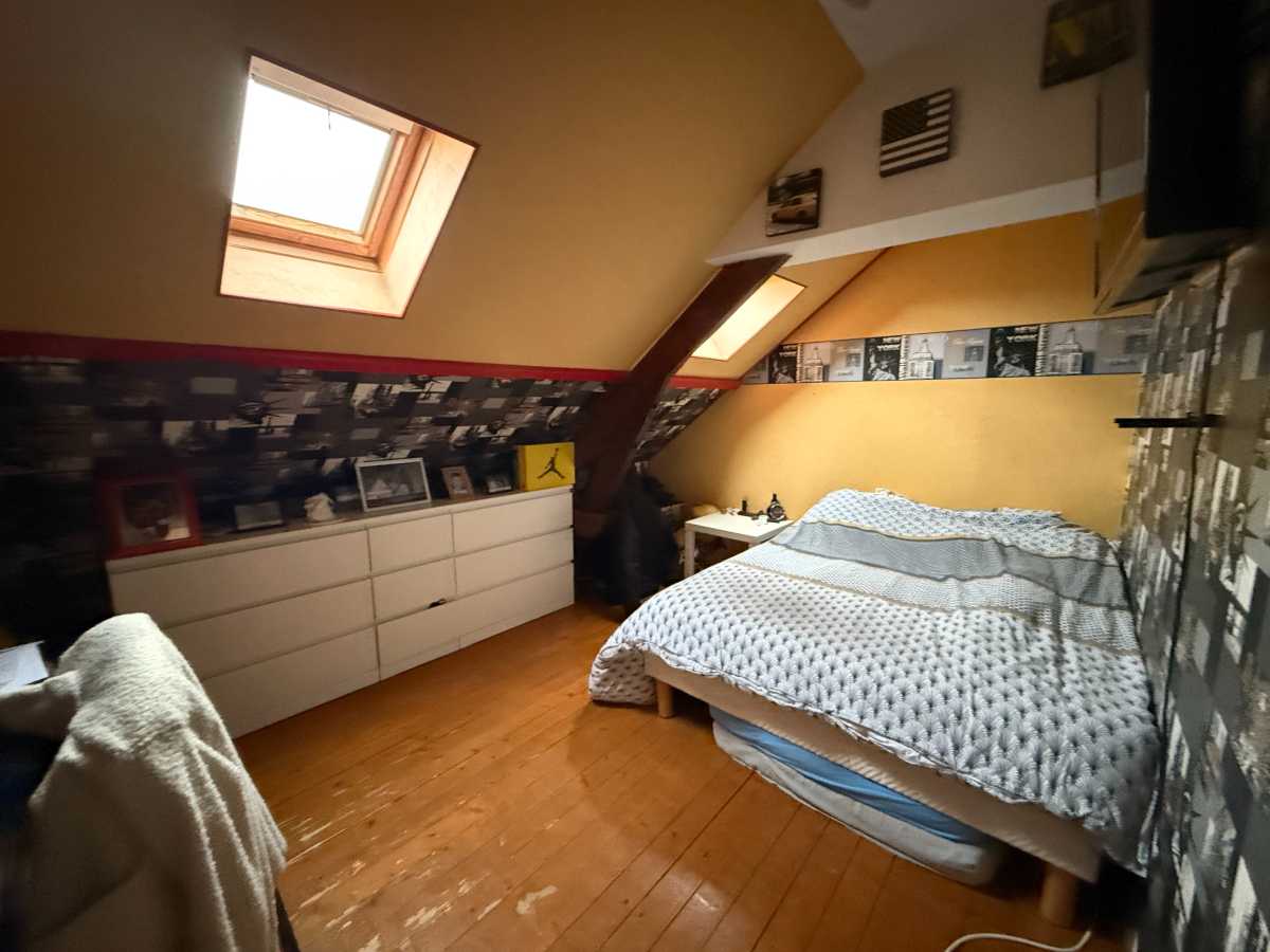 Description :
 Immeuble d'environ 740 m² en tout sur 3 niveaux avec un terrain de 954 m².
 A SAINT AUBIN LES ELBEUF 76410 .
Composition du bien :
(1) Un sous-sol avec une grande cave d'environ 340 m² voir plus  , ( qui peut être loué séparément avec travaux (environ 1300€/mois ) 
(2) Un rez-de-chaussée avec local d'activité de 260 m² actuellement un magasin de dépôt-vente et solderie " à reprendre " avec le stock et le matériel (caisse, gondoles, portants, etc... ) environ 14 000 €   en plus du prix de vente , ou" vendu vide ".(+ un grenier d'environ 20 m² ) . Avec 20 m/l de vitrine en DV 44.2/16/4 anti effraction (à ext.) et volets roulants métalliques électriques sauf porte d'entrée manuelle .
Qui comprend un magasin de 210 m² de surface de vente , réserves , cuisine, wc et une entrée secondaire par la cour , chauffage au gaz de ville , un jardin et cour privée . Et un parking en face du magasin d'environ 20 places publique . Bail tout commerce (voir avec la mairie ) .
 ( Qui peut être loué environ 1250 €/mois ) .
(3) Au premier étage ; un grand appartement de 140 m² habitable exposition sud , avec 4 chambres , une grande salle / salon, cuisine, salle de bain et wc séparé, + un garage . Actuellement loué à 852 € (en2025) par mois avec un garage , la cour et 2 places de parking voiture pour les locataires .
Avec : un chauffage individuel avec une pompe à chaleur de janvier 2024 et compteur EDF et d'eau + Tout-à-l'égout individuel aussi  .
" Bons locataires ".
A proximité ; Bus à 1 mn , crèche , école , commerces et gare SNCF à 5 mn .
IMMEUBLE VENDU entièrement . ( avec les locataires ) ou sans voir avec le bail . 
Le prix est de 312000 € pour le tout  + frais de notaire ( négociable dans la limite du raisonnable ) .
'' Et + 14 000 € si reprise du stock et matériel pour la reprise du commerce '' .