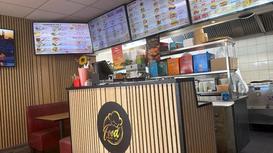 je vend restaurant sur chartres a 400 m nous avons un lycée professionnelle et dans zone habitations de 300 logements , une seuil boulangerie qui est dans secteur , un secteur avec beaucoup pote ciel  sur le secteur , a ce jour chiffre d'affaire au 30000 euros selon mois , nous 35 places assises intérieur , 20 places en terrasse et un parking de 20 places gratuit , ce une bel affaire qui tourne depuis une vingt année , ce restaurant rapide , cuisine indien , cuisine pakistanais .a ce jour , nous fait livraison a domicile , le prix de cette affaire est de 160000 euros net vendeur , pour un RDV appel moi au 0759779121 , je suis disponible tout les jours