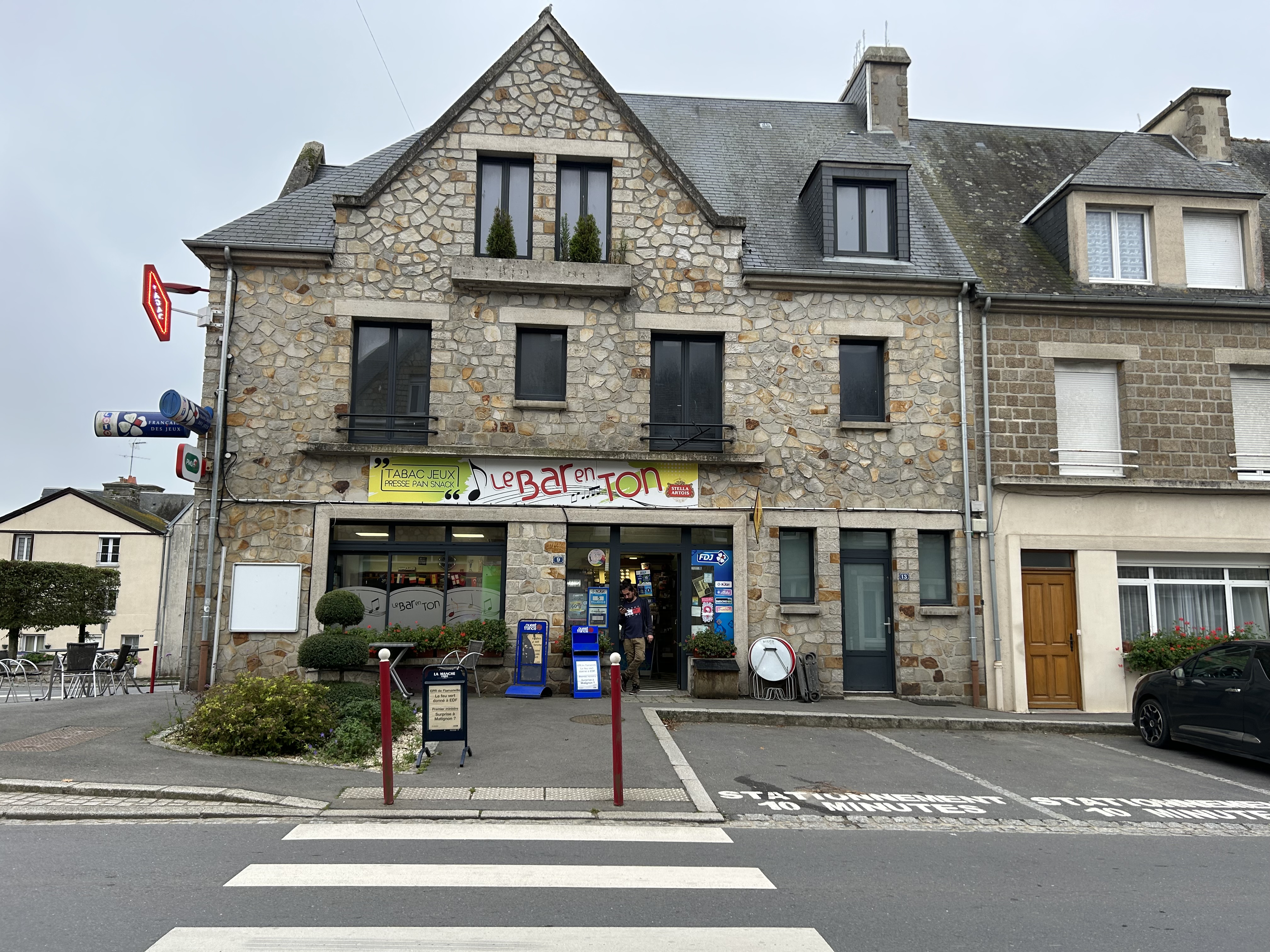 AFFAIRE IDÉALE POUR COUPLE – CENTRE BARENTON (50) À vendre : Murs & Fonds Bar, Tabac, Presse, PMU
Situé au cœur d’un bourg normand dynamique et tout commerce (écoles sur place). Clientèle fidèle et de passage à l'année.
•	Espace commercial : Rez-de-chaussée fonctionnel + cave de stockage de 100 m². Toiture et huisseries récentes.
•	Logement spacieux : Appartement de 80 m² (5 grandes pièces) + salle d’eau au 1er étage et + 80 m² à fort potentiel d'aménagement au 2nd.
•	Potentiel : Développement possible en restauration rapide et en accueil de passage (non exploités), voie verte à proximité.
le prix comprend le fond et les murs .