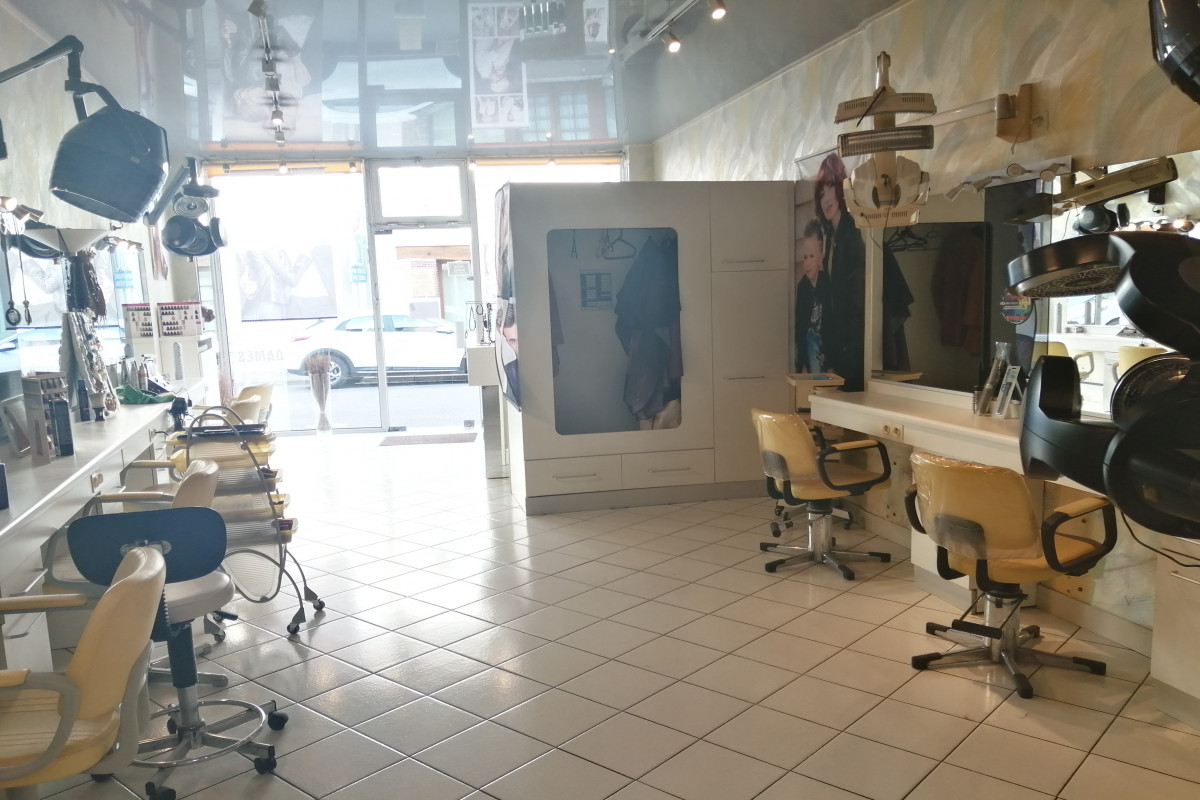 Vend fond de salon de coiffure mixte dans centre ville à cloyes les 3 rivières Eure et loir donne sur 2 rue, 86 mètres carrés bon état
